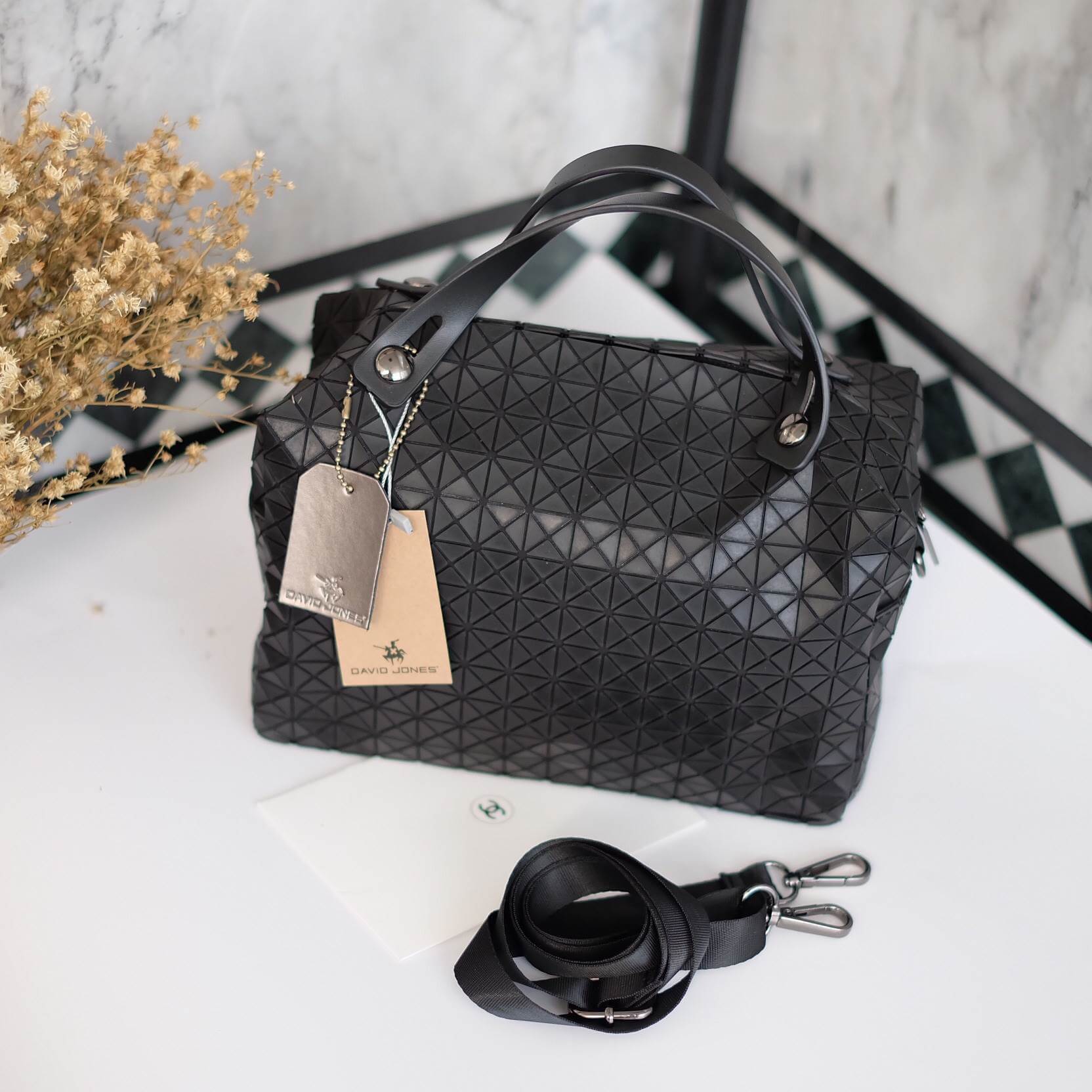 สินค้าขายดีที่สุด ทรงยอดฮิต จากแบรนด์ David Jones สวย น่ารัก ขนาดตอบทุกโจทย์การใช้งาน เห็นแล้วหลงรักเลยคะ ตัวกระเป๋าขนาดกำลังดี จุของคุ้ม สวยมาก ดูแลรักษาง่าย พร้อมสายสะพายยาว ภายในมีช่องซิป และช่องใส่ของจุกจิก 2 ด้าน เลยค่า มีถุงผ้าแบรนด์ให้คะ