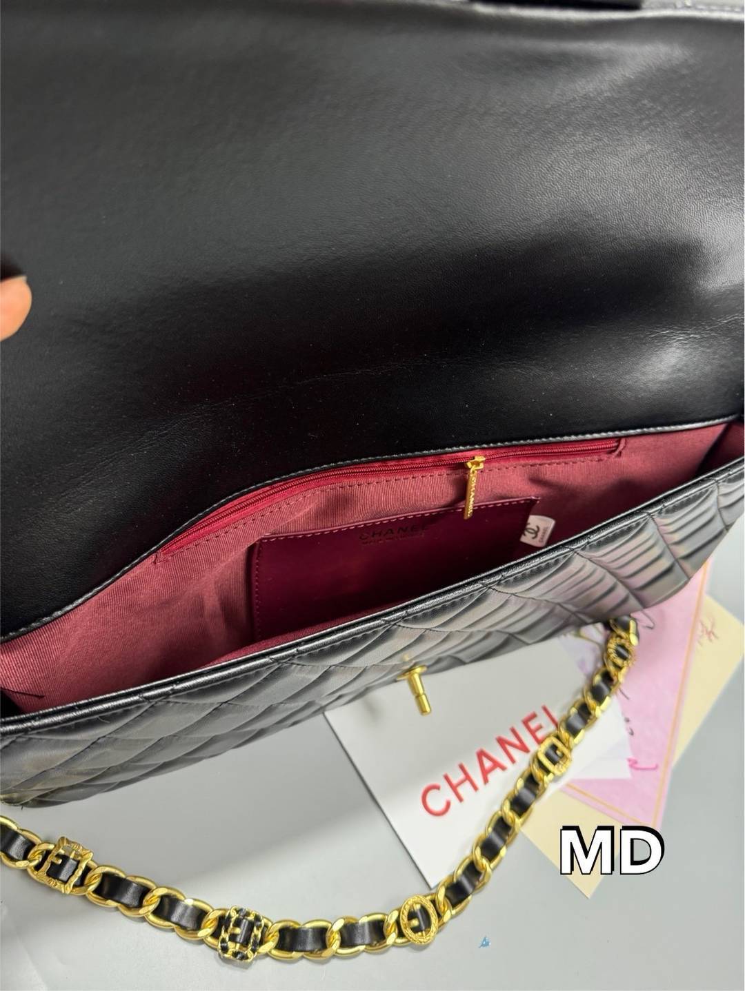 CHANEL Clutch Flap Bag กระเป๋าสะพายทรงคลาสสิค ไซส์ยาวพิเศษ หนังเรียบเงาผิวสัมผัสนุ่มลื่นมาก สวยหรูดูแพง ถือเป็นคลัชหรือสะพายไหล่ได้เก๋ๆ ใช้ยังไงก็ดูหรู ด้วยดีไซน์เฉพาะตัว ใบจริงสวยคมมาก