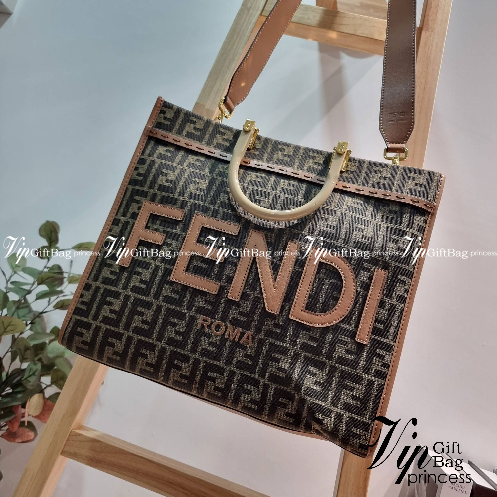 FENDI SHOPPING TOTE BAG / FENDI TOTE BAG กระเป๋าถือ/สะพายไหล่ ทรงสวย หรู ดูโดดเด่น ดีไซน์ทันสมัย วัสดุผ้าท็อปแคนวาสปั๊มลายแบรนด์รอบใบ ภายในโล่งกว้างมาก มาพร้อมหูจับในตัวและสายสะพายไหล่ ใช้งานได้ 2IN1