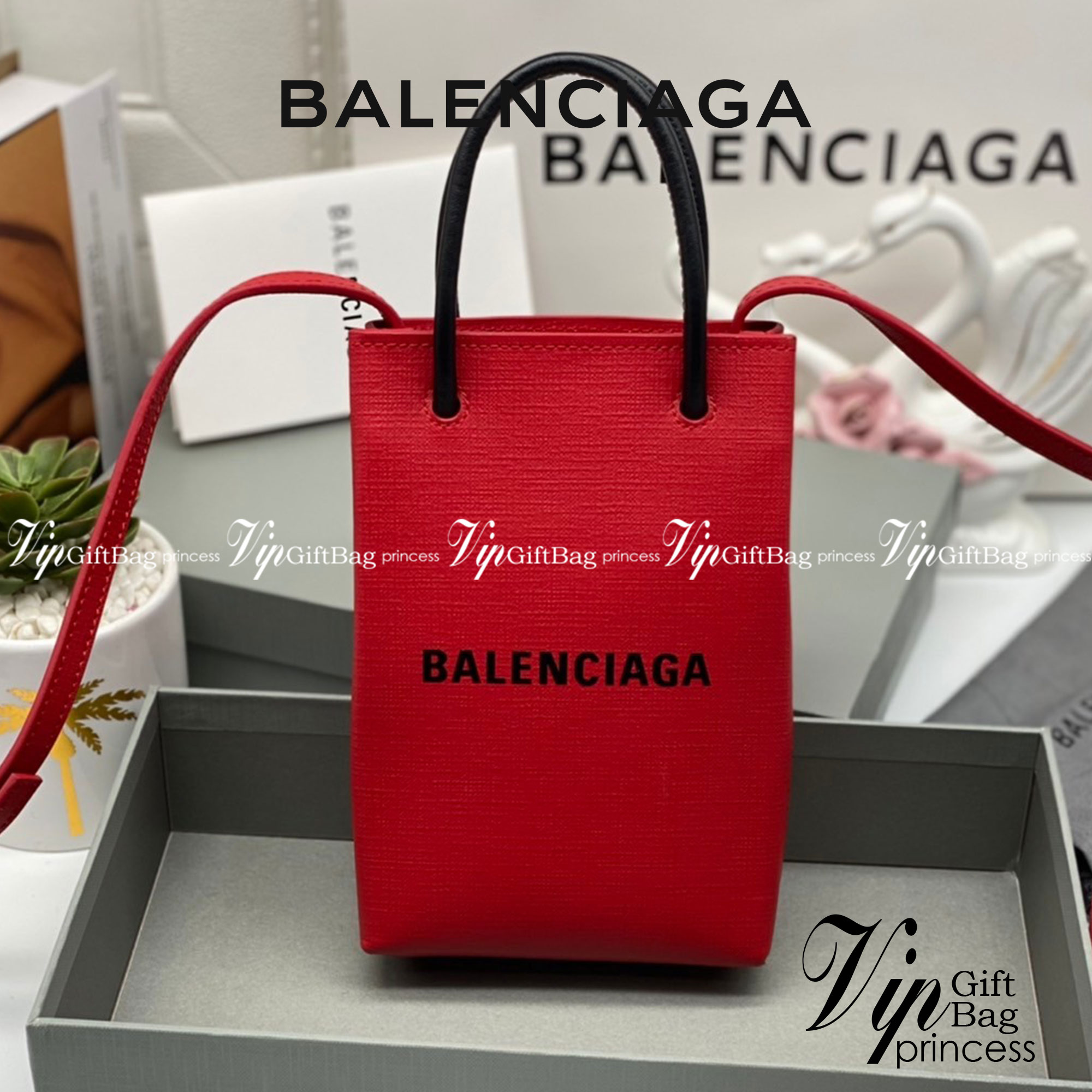หนังแท้ BALENCIAGA Shopping Phone Pouch leather tote พกกระเป๋าช้อปปิ้งขนาดมินิ ไปทุกที่ในฤดูกาลนี้ ดีไซน์ที่ใช้ได้ทุกวันตั้งแต่หนังแบบมีเท็กซ์เจอร์ ภาพสินค้าถ่ายจากงานขายจริง ใช้งานต่างประเทศได้