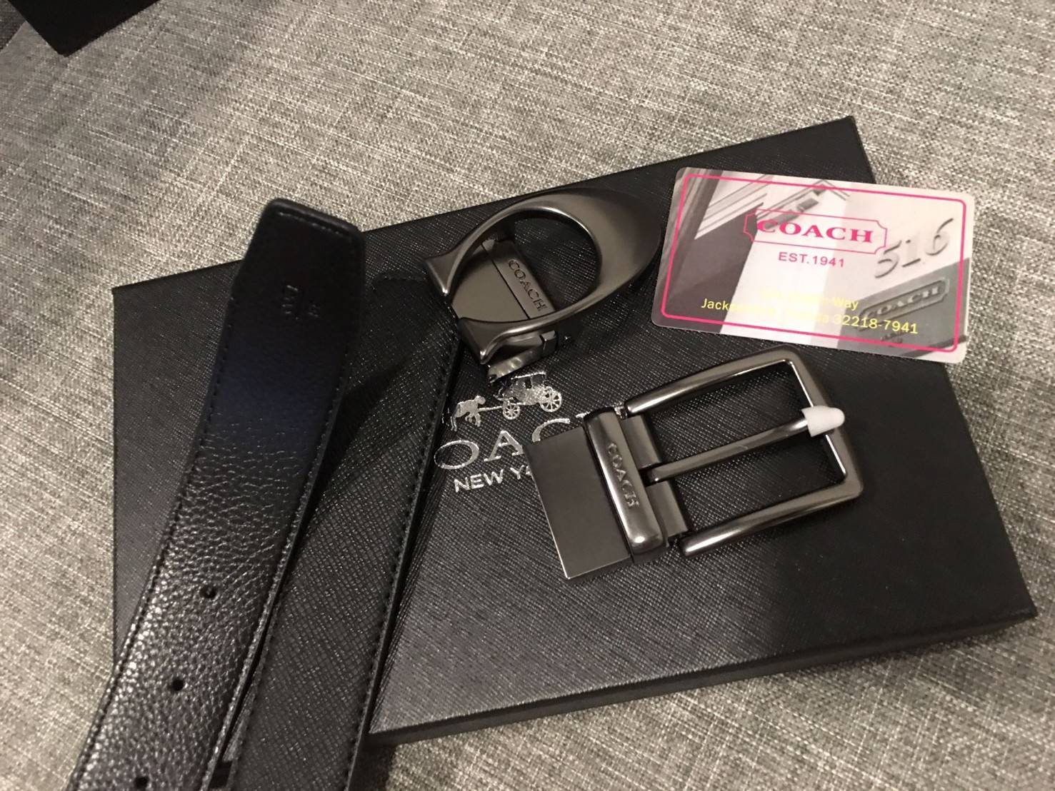 COACH BELT VALUE PACK BOX SET เซทเข็มขัด 2 in 1 Limited Edition จาก Coach ในเซทมีหัวเข็มขัด 2 แบบ 2 สไตล์สวยน่าใช้ สายเข็มขัดสามารถกลับใช้ได้ 2 ด้าน สีดำ หนังมี 2 ลาย 2 ด้านนะคะให้หนุ่มๆสามารถสลับใช้ถึง 4 แบบในเซทเดียวไม่จำเจ เข็มขัดปรับได้ Freesize มาพร้