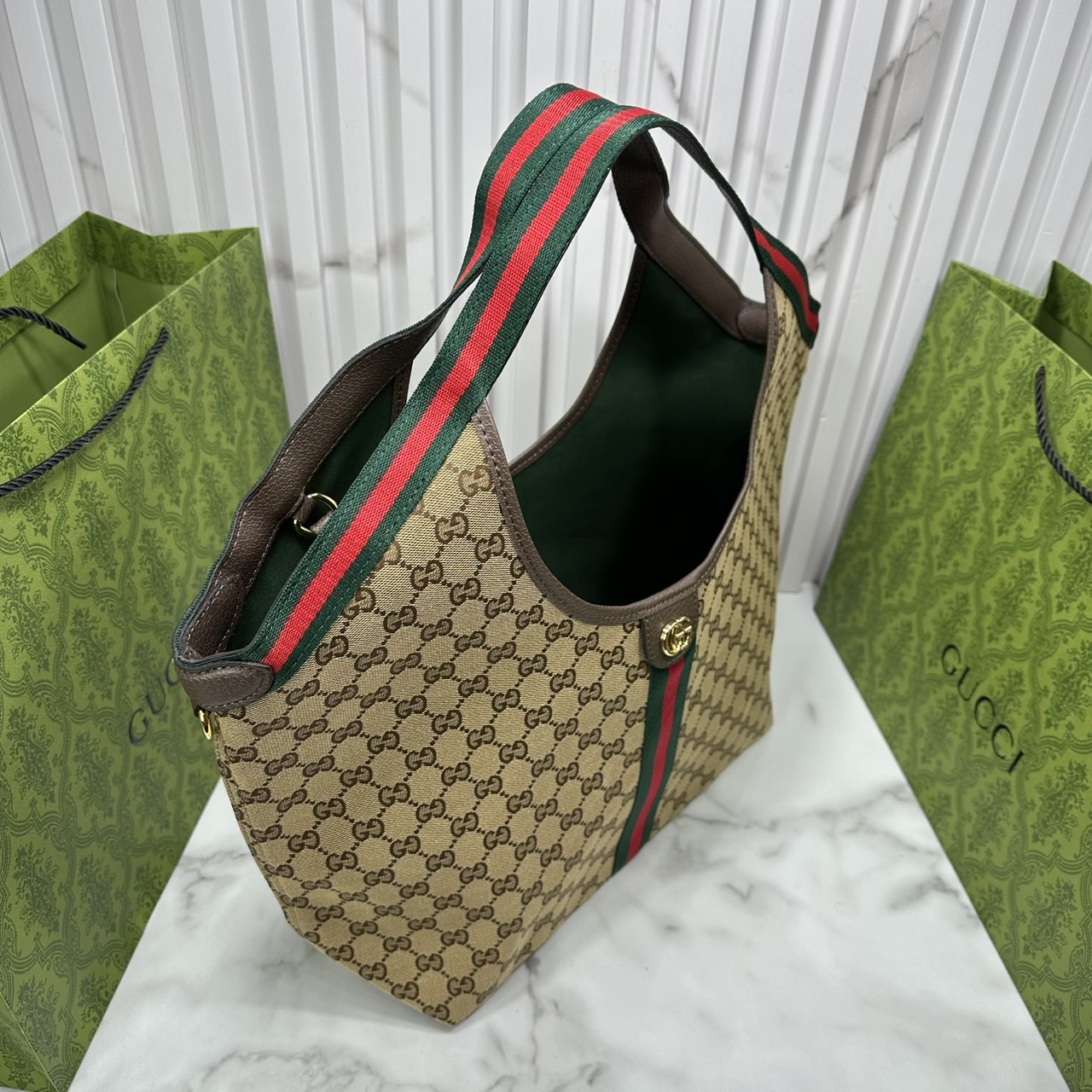 ORI หนังแท้ | Gucci Giglio Large tote bag / Monogram / Denim กระเป๋าทรงสะพายทรงโท้ทใบใหญ่ ดีไซน์ใหม่ล่าสุด สวยหรู่เท่มาก มาพร้อมใบเล็กเข้าเซ็ท พร้อมสายสะพายยาวเขียวแดงเป็นเอกลักษณ์ ภายในโล่งกว้าง จุของได้เยอะจุใจ