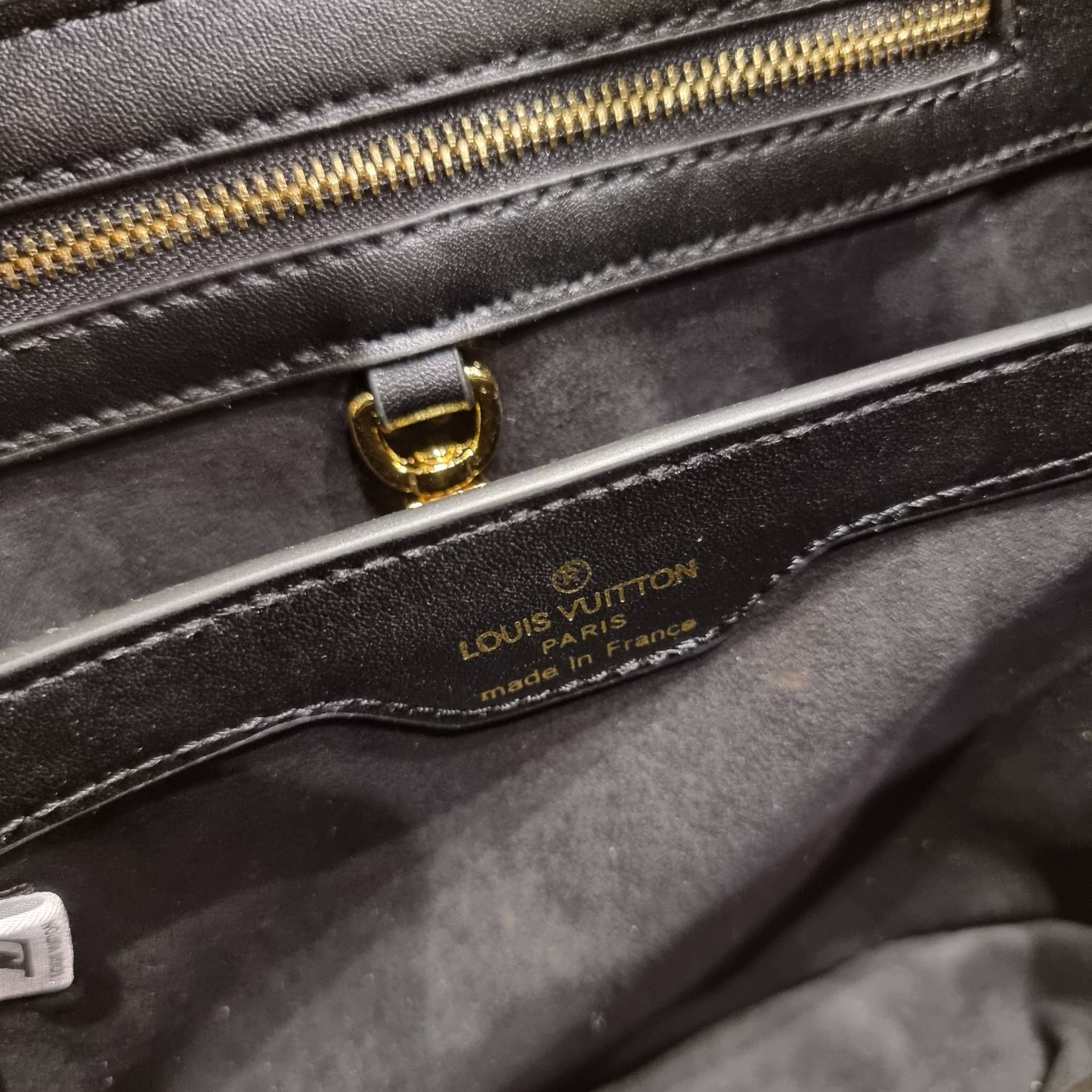 LV capucines top handle วีไอพีพรีเมี่ยมกิ๊ฟจากเคาน์เตอร์ ที่สุดของความสวยในราคาเบาๆ กระเป๋าถือสุดหรู ดีไซน์ทรงคลาสสิค พร้อมลวดลายหรูหรา มาพร้อมหูจับในตัว ด้วยรูปทรงวินเทจและวัสดุหนังแท้ ขับผิว ทำให้ไอเท็มนี้สะกดทุกสายตาจริงๆ และยังมีลูกเล่นที่ฝาปิดกระเป๋า