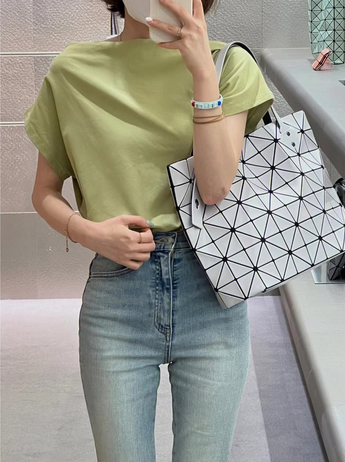 Bao Bao Issey Miyake ROCK MATTE ซีรีส์นี้จะเป็นทรงสี่เหลี่ยมผืนผ้า มีซิปปิดด้านบน ถือเป็นรุ่นที่เหมาะกับการใช้งานในชีวิตประจำวัน สามารถพับมุมและบริเวณด้านล่างของกระเป๋าเพื่อเพิ่มความสะดวกสบายในการใช้งาน ทั้งยังช่วยให้วางกระเป๋าในแนวตั้งได้อีกด้วย แผ่นต่อส