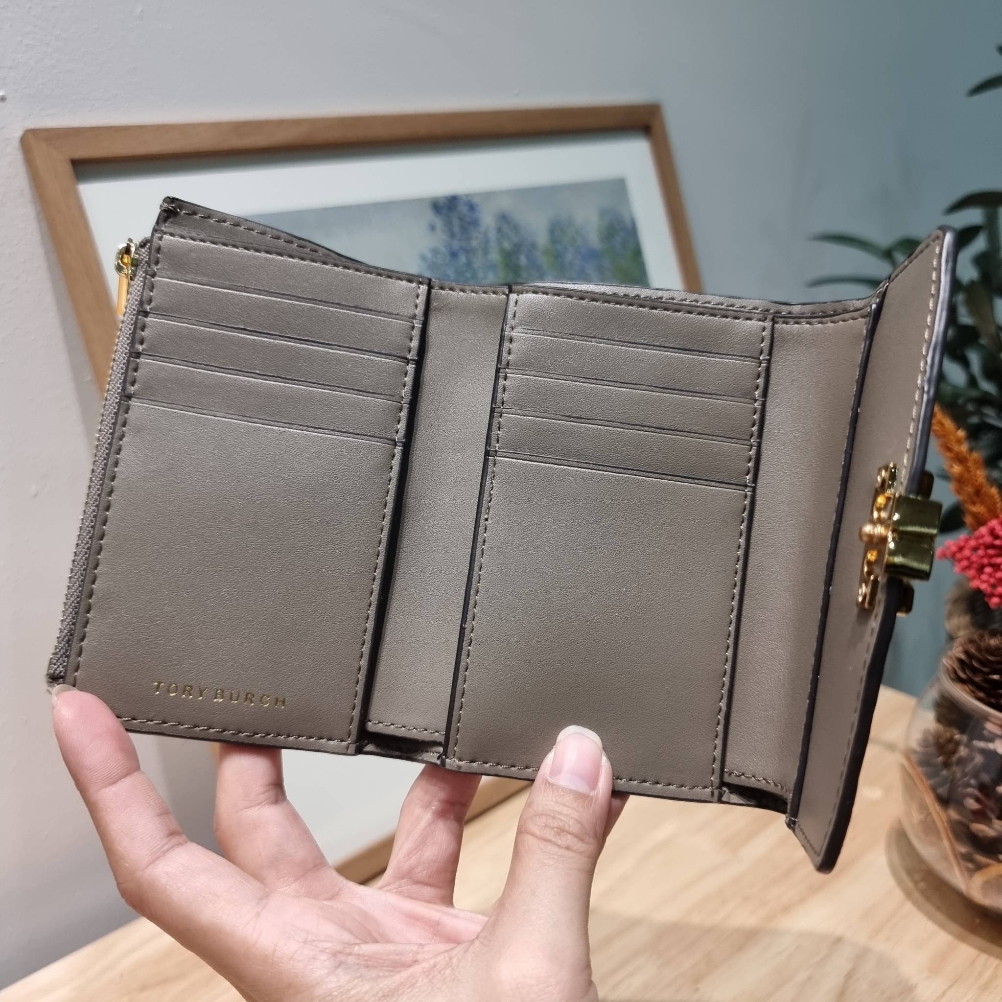 TORY BURCH KIRA MIXED MATERIALS MEDIUM FLAP WALLET กระเป๋าสตางค์ใบกลาง รุ่นยอดนิยม ดูหรูหรา ดูแพง ดีไซน์คลาสสิค ขนาดกำลังพอเหมาะ