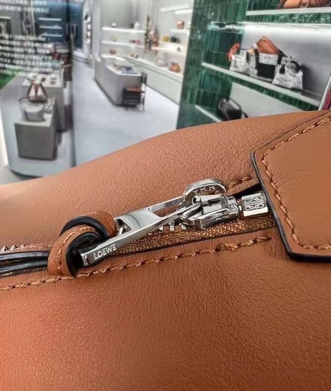 LOEWE Cubi leather crossbody bag / LOEWE Cubi Crossbody bag in supple smooth calfskin and jacquard ท็อปออริจินอล 1:1 เกรดดีสุด สลับแท้ ใช้งานต่างประเทศได้