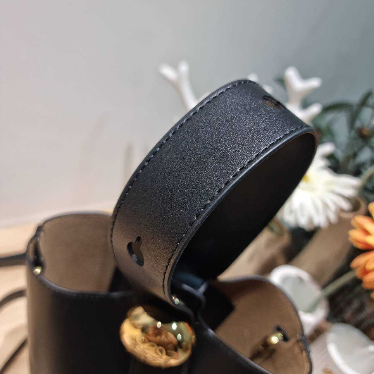 LOEWE MINI PEPBLE BUCKET IN MELLOW กระเป๋าทรงบัคเก็ต รูปทรงสวยใช้งานง่าย กิมมิคหรูหราสุดๆ