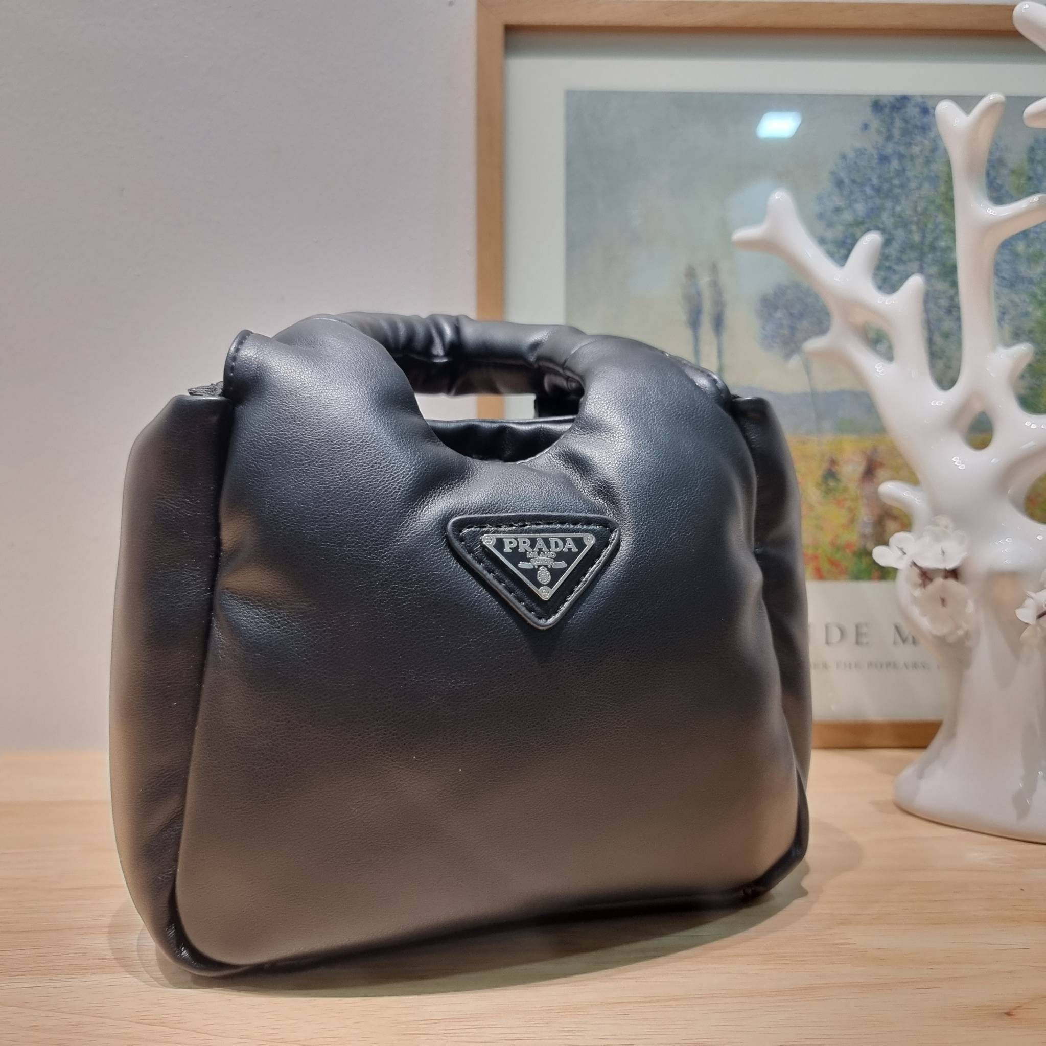 PRADA Small padded Soft nappa-leather bag พร้อมส่ง 4 สี น้องใหม่ล่าสุด กับคอลเลคชั่นที่ทำออกมาตอบโจทย์ได้ทุกไลฟ์สไตล์ **ราคาพิเศษสุดคุ้ม งานสวยเกินราคา