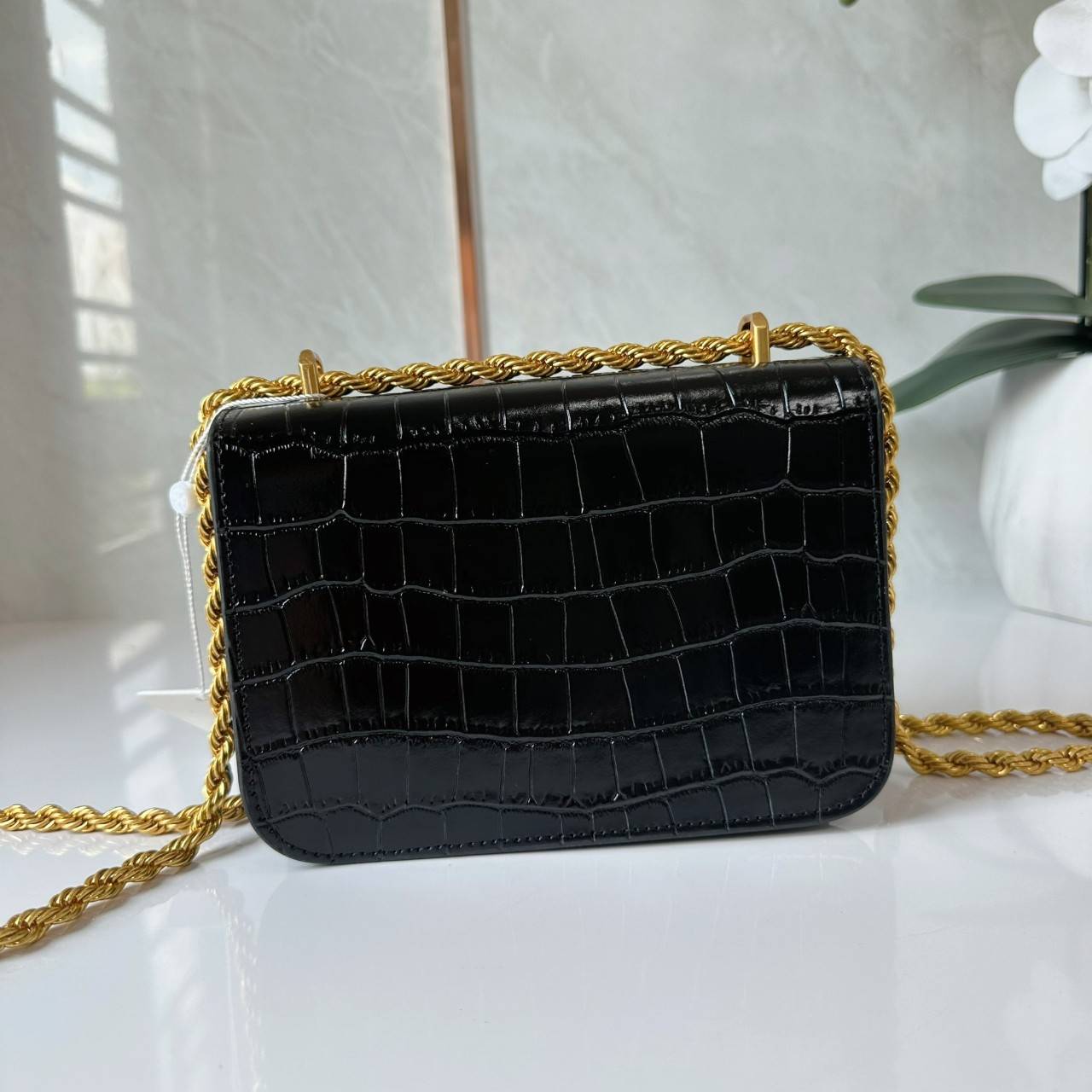 6 สี Tory Burch Croc Eleanor Small Bag / TORY BURCH ELEANOR CROC EMBOSSED LEATHER กระเป๋าสะพายหนังพิมพ์ลายจระเข้ ดีไซน์หรูหรา โด่นเด่นด้วยโลโก้แบรนด์อะไหล่ด้านหน้า และสายสะพายโลหะสีทอง