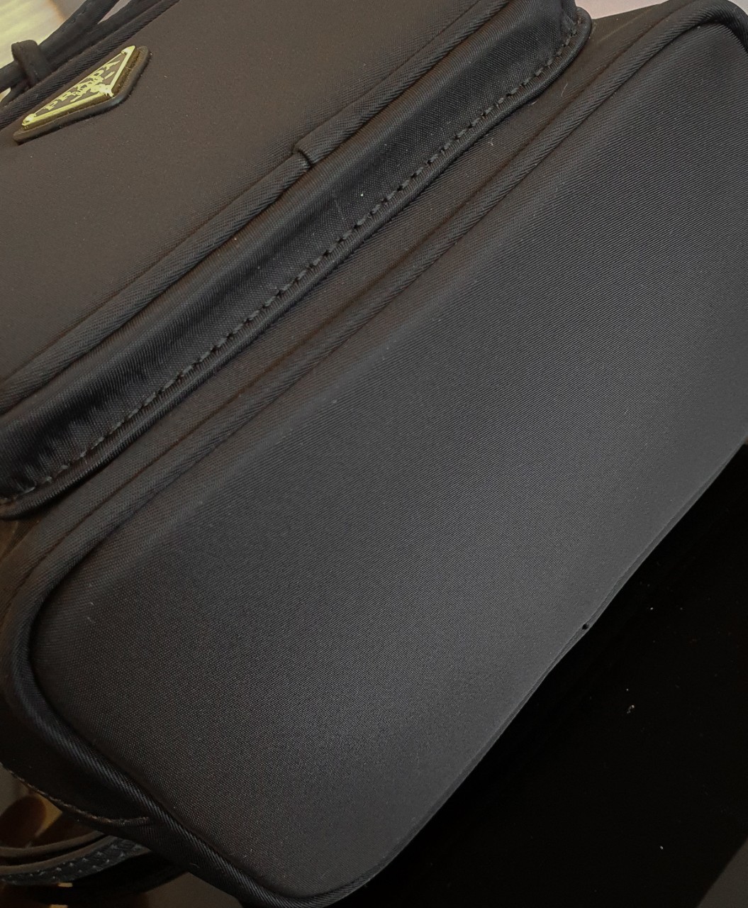 Prada Nylon Bucket Bag Black ใครๆก็หลงรัก **ทรงขนมจีบน่ารัก 🐰 กระเป๋าผ้า PRADA NYLON SILK เนื้อหนา ตัวกระเป๋าอยู่ทรงสวย ซับในอย่างดี จุดเด่นคือ กระเป๋าสามารถ จุของได้เยอะมาก น้ำหนักเบา