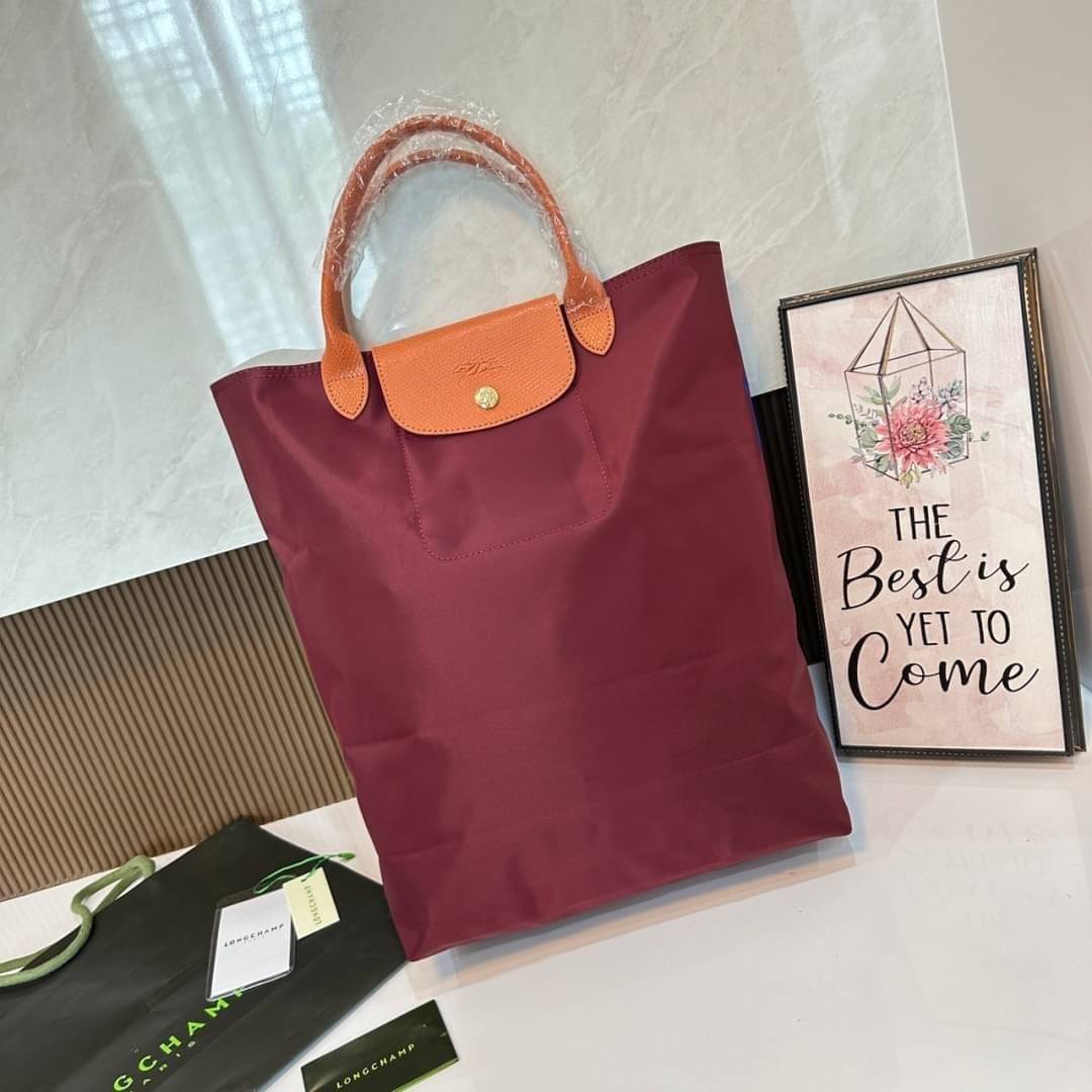 LONGCHAMP LE PLIAGE RE-PLAY TOP HANDLE BAG สินค้ารุ่นลิมิเต็ด collection สุดปัง ซื้อใบเดียวเหมือนได้2 ใบ กระเป๋าสะพายแนวตั้งที่กว้างขวาง มีเอกลักษณ์เฉพาะตัวแต่มีดีไซน์ที่น่าดึงดูด