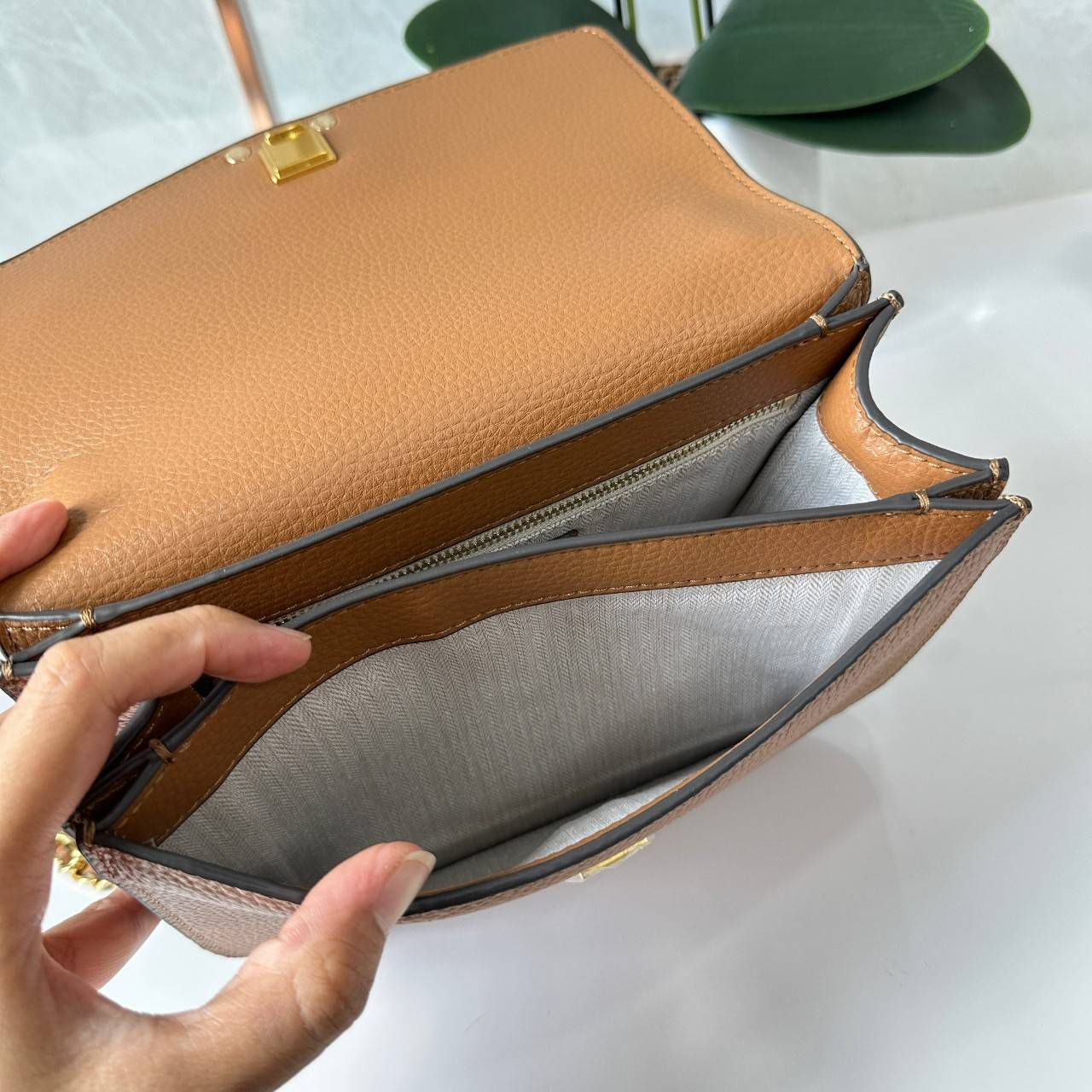 Tory Burch Britten Small Convertible Shoulder Bag คอลเลคชั่นใหม่สุดเรียบหรู