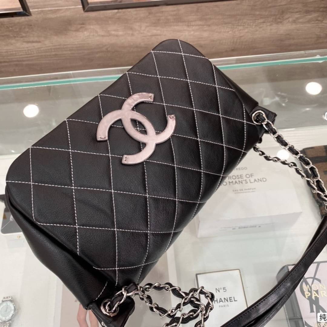 CHANEL Work Bag Black 11” พร้อมส่งที่ไทย Very handy handbag that also serves as a workbag. Can fit Iphone max Pro comfortably. In very good condition.