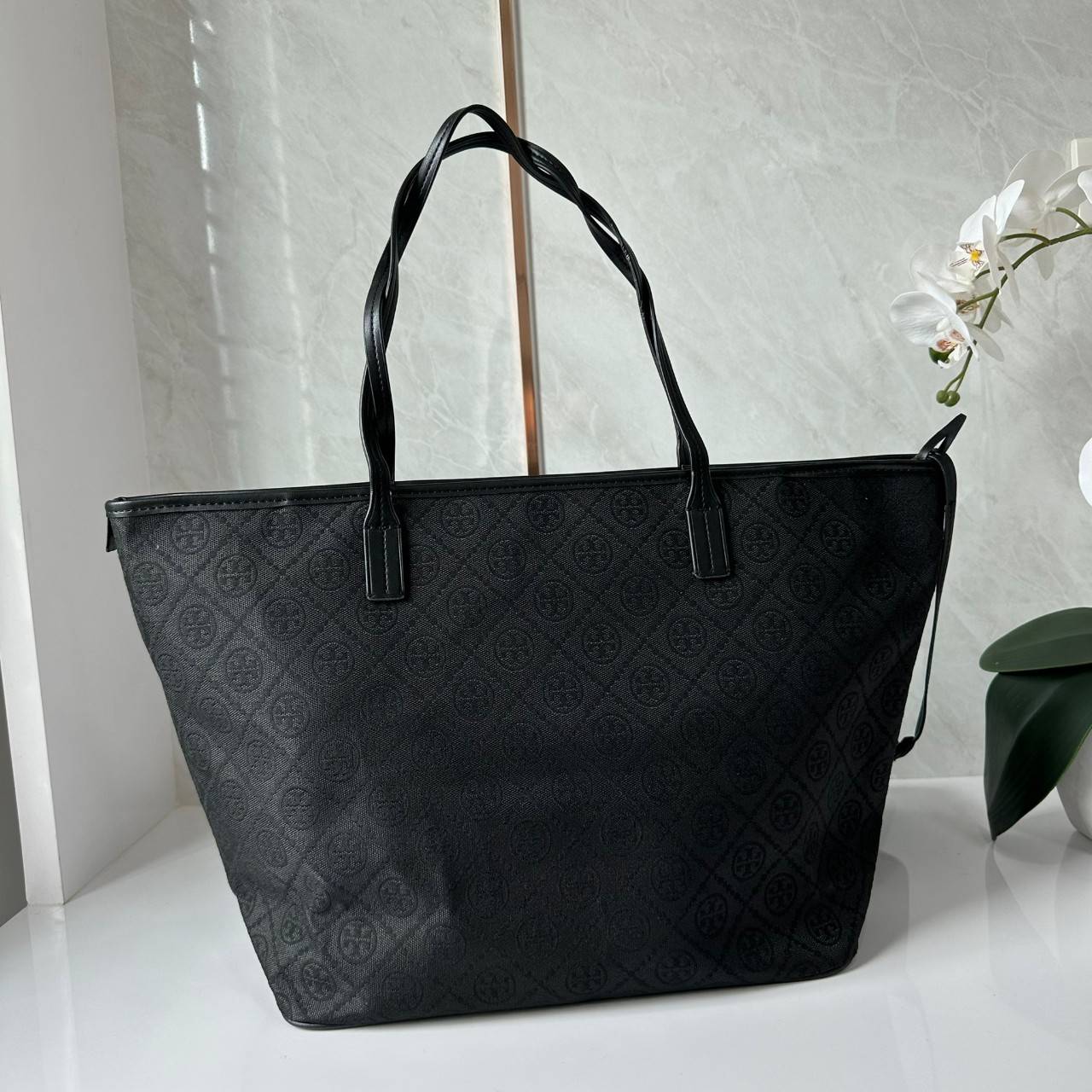 TORY BURCH T MONOGRAM ZIP TOTE (ใบใหญ่) / TORY TOTE BAG กระเป๋าทรงโท้ทพร้อมกระเป๋าใบใหญ่ วัสดุผ้าแจ็คการ์ดตัดขอบหนัง