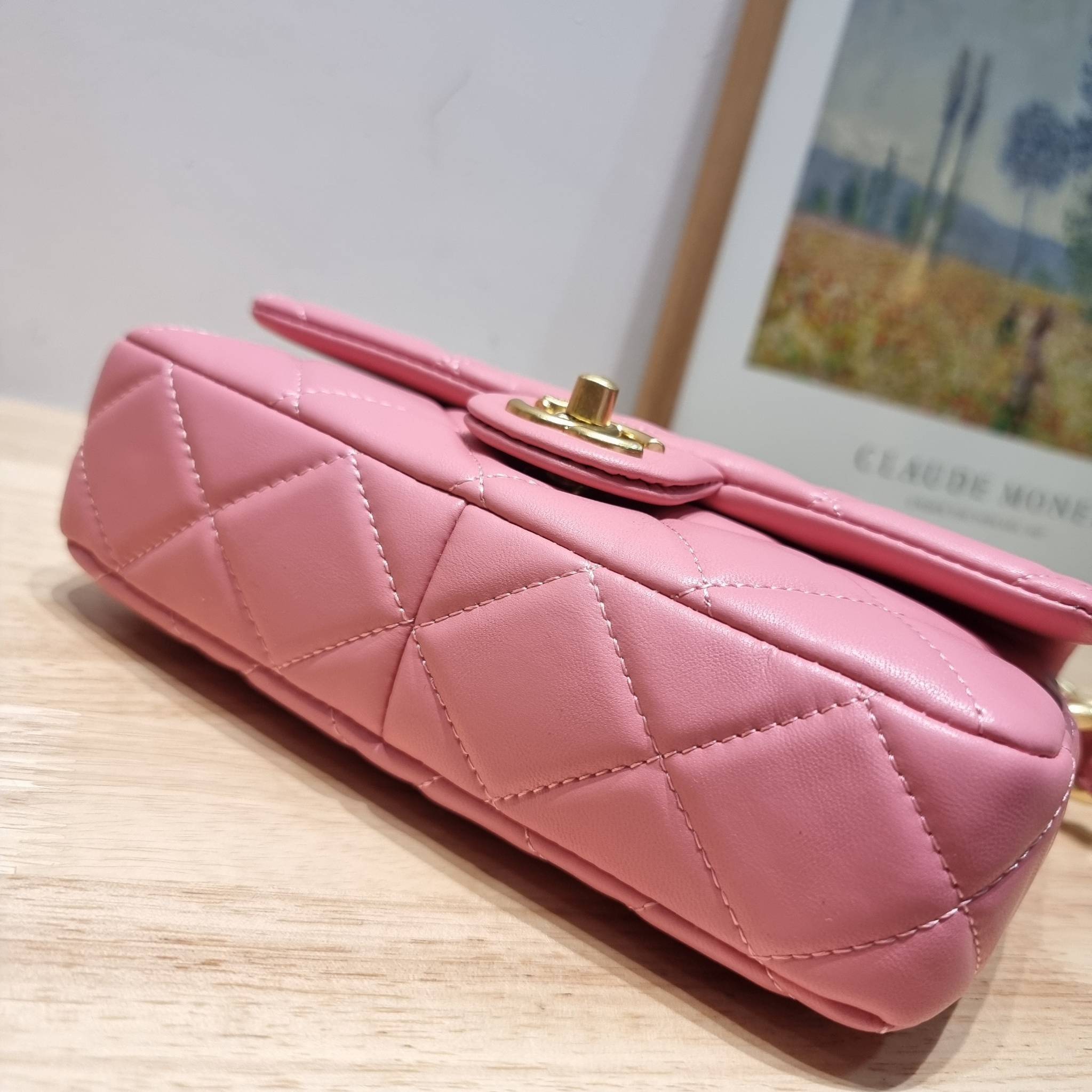 Chanel chunky chain bag สวยฟาดย้อนยุคความหรู ในราคาที่จับต้องได้ กับกระเป๋าสะพายไหล่ ไซส์กำลังสวย โดดเด่นด้วยสายสะพายโซ่สลับหนังเส้นใหญ่ ทนทาน ดูแพง