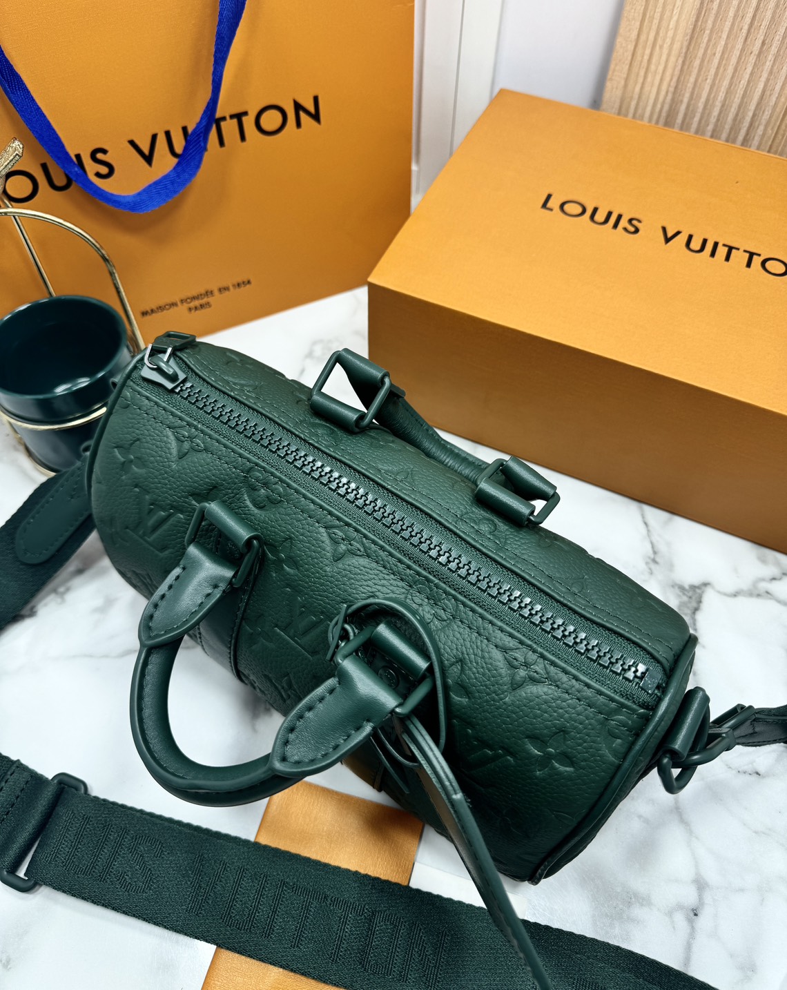 TOP ORI หนังแท้ | LV Keepall Bandoulière 25 กระเป๋าสะพายทรงหมอนสุดไอคอนิก หนังแท้ Taurillon ลายเกรน ฉลุลายโมโนแกรมสวยหรูคลาสสิก โทนสีหรูหราเข้ากันอย่างลงตัว