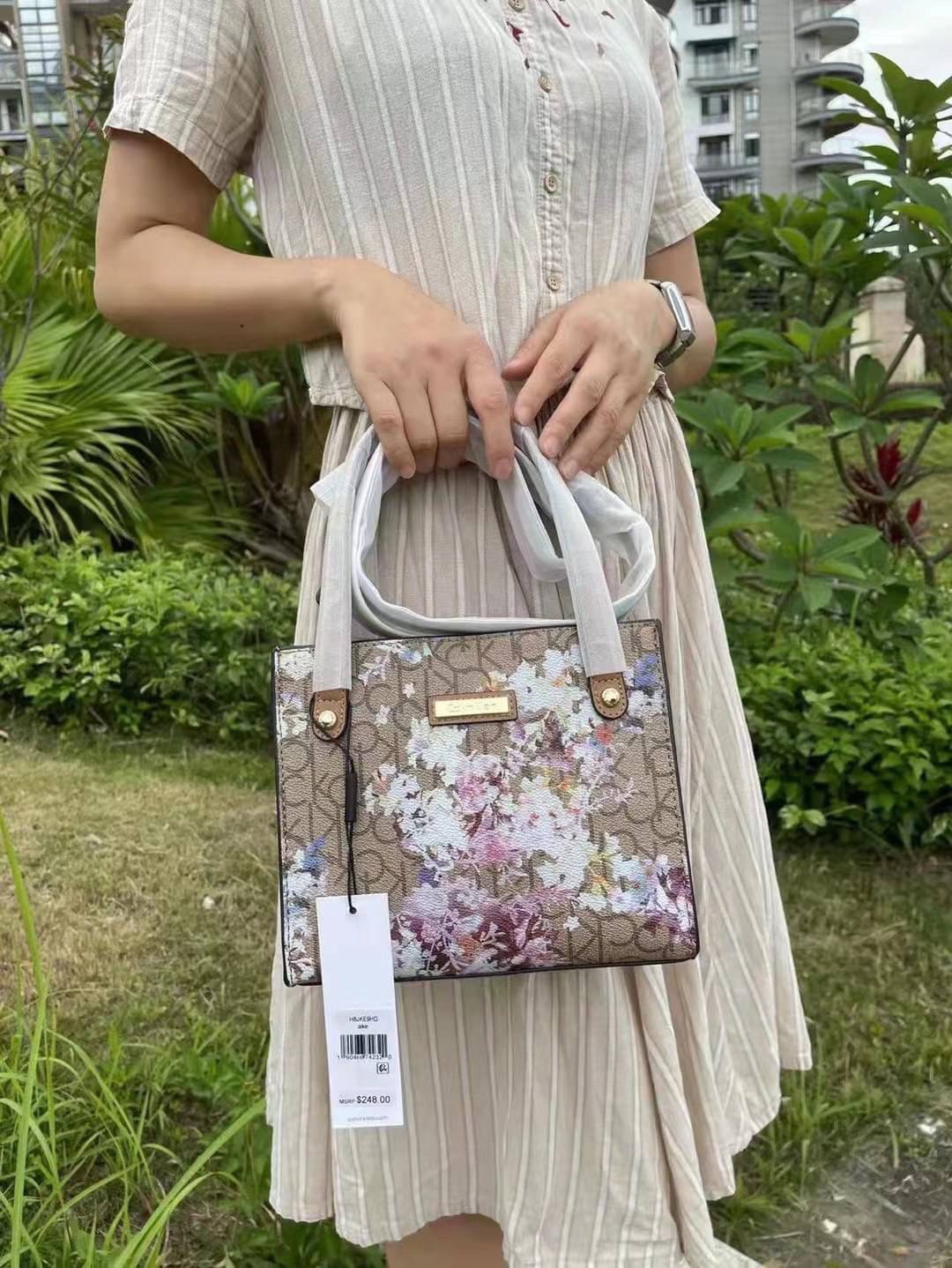 CALVIN KLEIN JEANS crossbody bag กระเป๋าถือหรือสะพาย ลายซิกเนเจอร์แบรนด์ทั้งใบ มีหูจับสำหรับถือ เปิด-ปิดกระเป๋าด้วยกระดุมแม่เหล็ก ด้านในโล่งกว้างมีช่องเล็กและช่องซิปสำหรับใส่ของจุกจิก ซับในลายแบรนด์อย่างดี มาพร้อมสายสะพายยาวปรับระดับได้ สามารถใช้ได้หลากหล