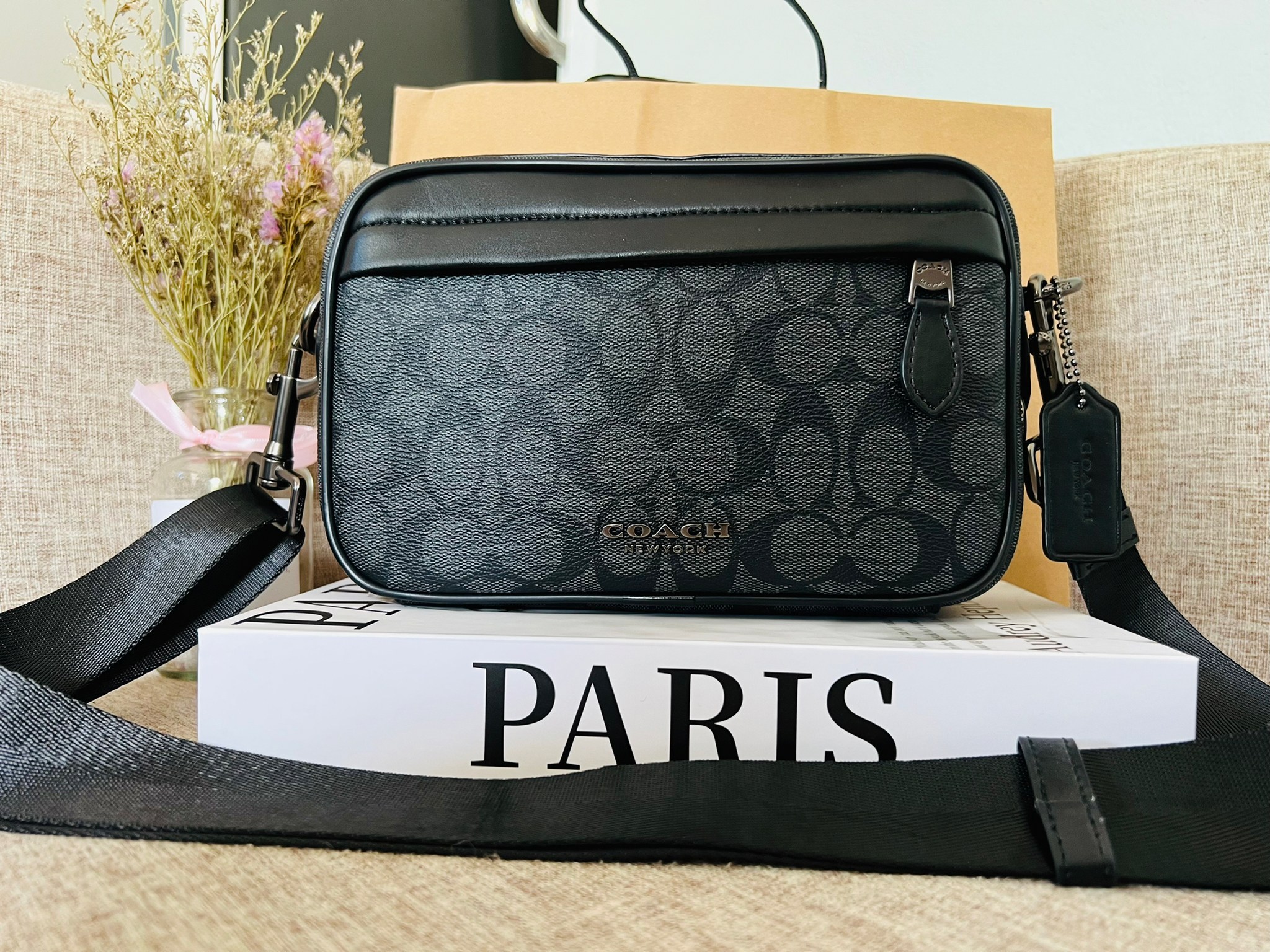 COACH GRAHAM CROSSBODY IN SIGNATURE CANVAS F50715 ผ้าใบเคลือบซิกเนเจอร์พร้อมรายละเอียดหนังลูกวัวที่ผ่านการกลั่น| ภายในกระเป๋ามัลติฟังก์ชั่น| ปิดซิป ซับในผ้า| ด้านนอกมีซิปและกระเป๋าสลิป| สายสะพายถอดได้ 53" สำหรับสะพายไหล่หรือ crossbody