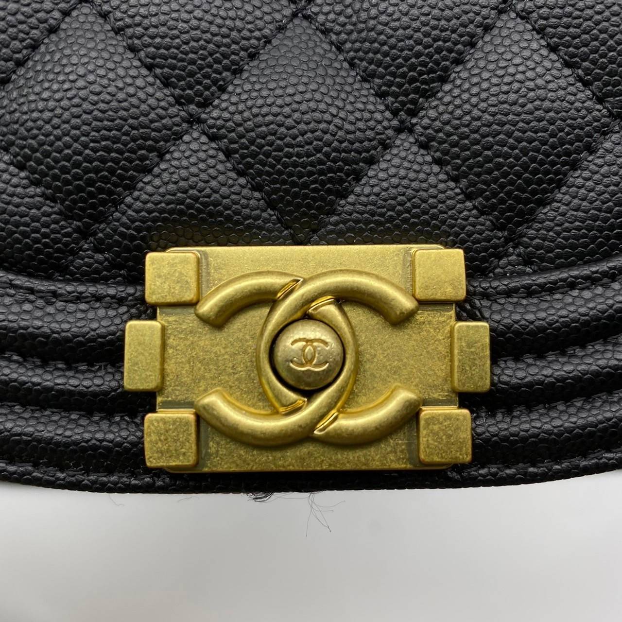 Chanel small boy messenger bag black caviar / Chanel 22A Boy 8" เกรดออริจินัล กระเป๋าสะพายทรง BOY Half Moon จากคอลเลคชั่น 22A รูปทรงโค้งเป็นตัว U ไซส์เล็ก หนังคาเวียสีดำ อะไหล่ทอง สวยเก๋มากๆ เลยค่ะ สายยาวสะพาย crossbody ได้นะคะ หรือจะทบสายแล้วสะพายแบ