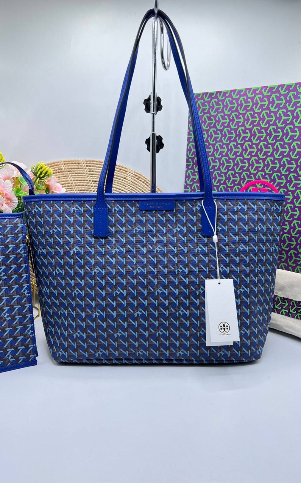 Tory Burch Ever Ready Zip Tote Small Coated Canvas / Tory Burch Geo Logo Tote กระเป๋าโท้ท พิมพ์ลายด้วยลวดลายสานตะกร้าอันเป็นเอกลักษณ์ของแบรนด์ ซึ่งได้แรงบันดาลใจจากความหลงใหลในงานจักสานของผู้ก่อตั้ง