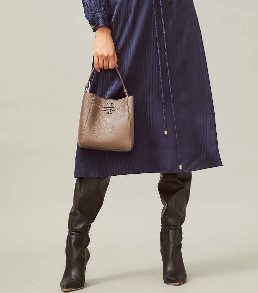 TORY BURCH McGraw Small Bucket Bag ดีไซน์ทรงตะกร้าแสนน่ารัก ดีเทลสะดุดตา รูปทรงจดจำง่าย สาว ๆ คนไหนที่เบื่อกระเป๋าถือทรงเดิม ๆ ลองมาดู Collection นี้กันดีกว่าค่ะ