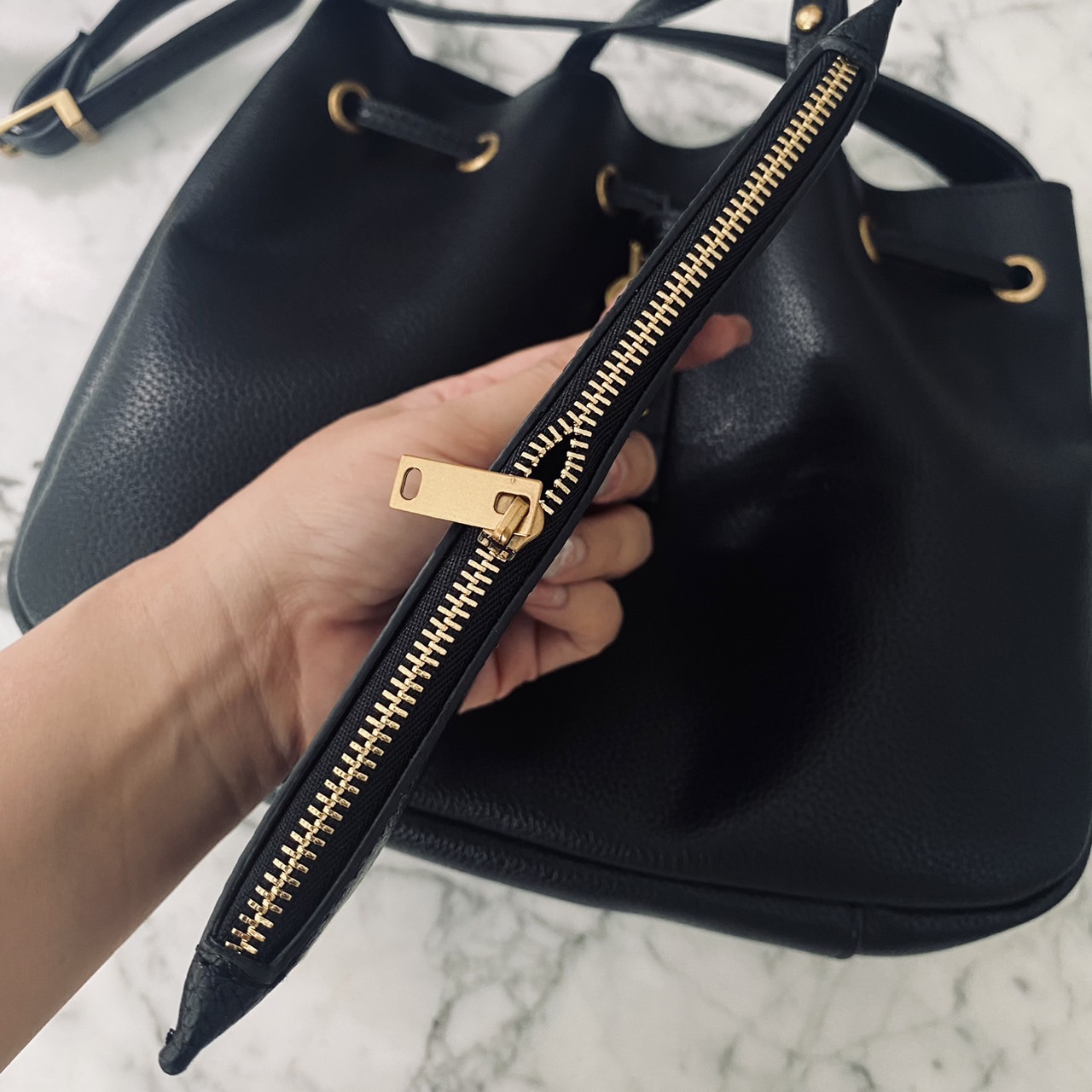 YSL PARIS VII flat hobo bag / YSL Bucket Bag กระเป๋าสะพายทรงโฮโบบัคเก็ต งานหนังเต็มใบ ฟังก์ชั่นสุดเลิศพร้อมเชือกรูด ดีไซน์รูปทรงใช้งานง่าย -- [รับตัวแทนกระเป๋า]