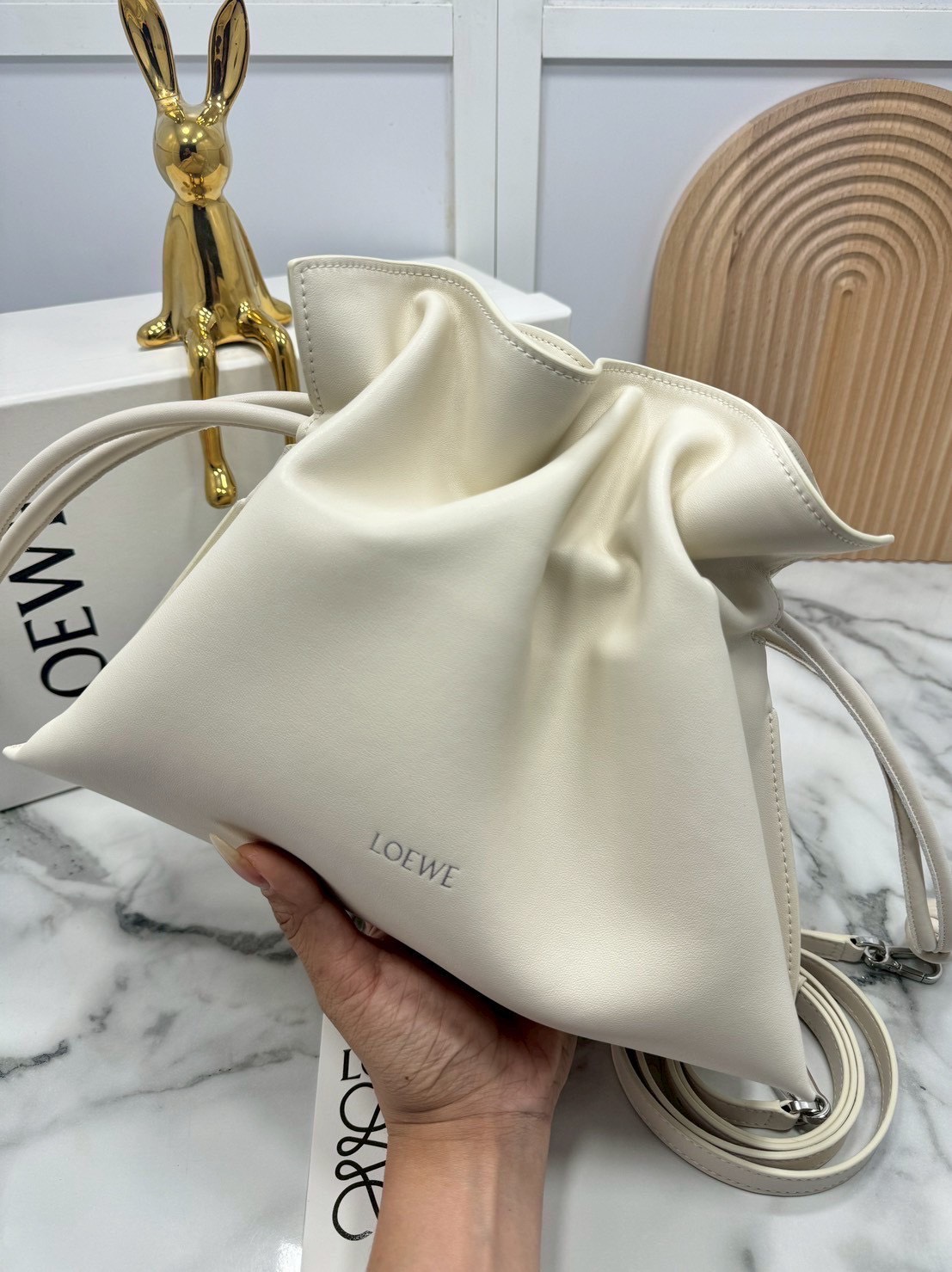 ORI หนังแท้ | Medium Loewe Flamenco clutch in nappa leather 30cm กระเป๋าสะพายทรงคลัชดีไซน์รูดเชือก เรียบหรูดูแพง เรียบง่ายใช้งานสะดวก หนังแนปป้าให้สัมผัสนุ่มสบายผิว มาพร้อมสายสะพายร้อยห่วงหรูหรา