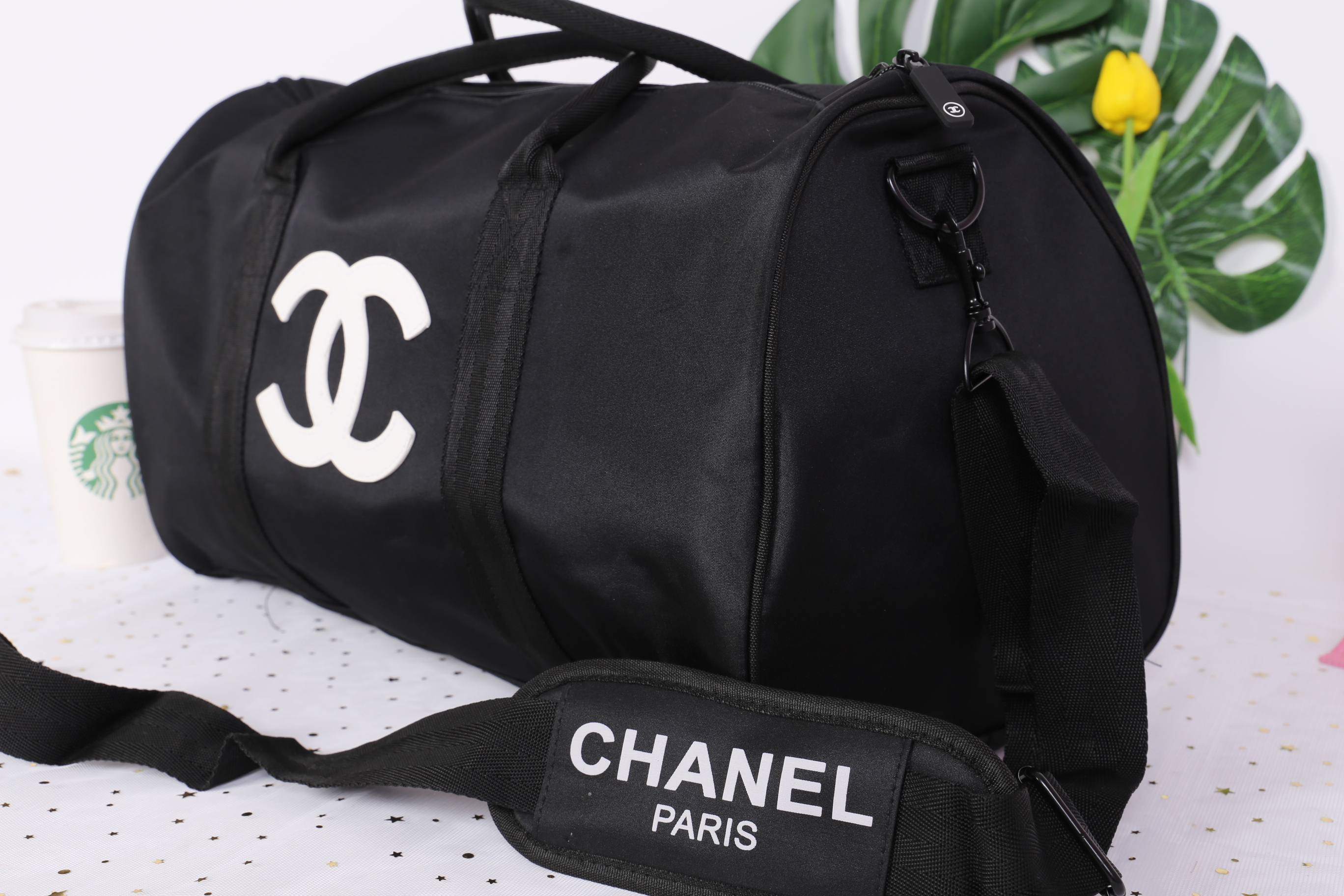 Chanel Duffel / Travel Bag กระเป๋าแบรนด์ Chanel VIP gift Bag ของแท้ 100% ใช้เป็นกระเป๋าเดินทางหรือหิ้วไปฟิตเนส ไปยิม เก๋ๆก็ได้ค่ะ หัวซิปปั้มโลโก้ ด้านในเป็นช่องกว้าง และมีอีกหนึ่งช่องซิป ทำจากผ้าหนาผิวมัน กันน้ำได้ ดูเรียบ แต่หรู มาพร้อมสายยาว ถอดสายได้ ก