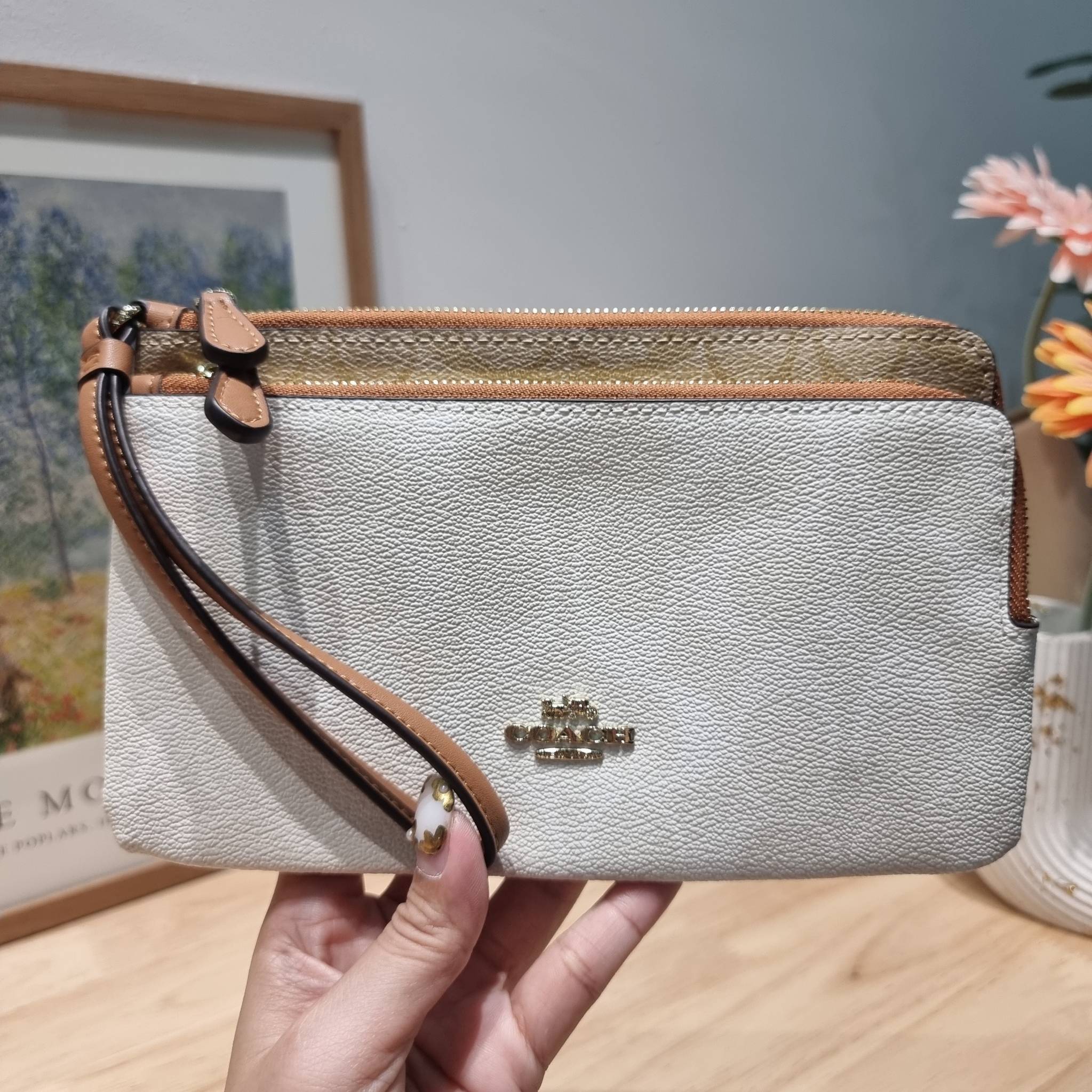 COACH DOUBLE ZIP WALLET IN SIGNATURE CANVAS / C5576 / C5610 / C7313 พร้อมส่ง 8 สี ใหม่ล่าสุด คอล 2023 กระเป๋าคล้องมือใบใหญ่ ดีไซน์ใหม่เล่นระดับ เพิ่มลูกเล่นและดีเทลให้ดูน่าใช้ยิ่งขึ้น