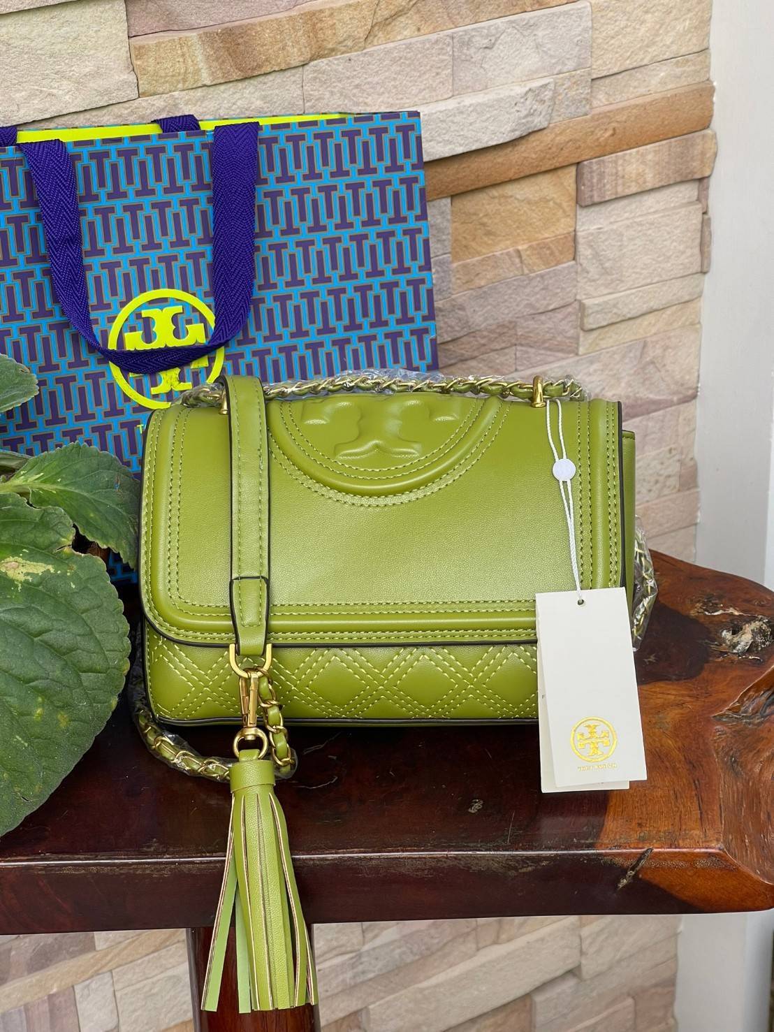 TORY BURCH Fleming Convertible Shoulder Bag ดีไซน์น่ารัก ดูแพงไม่เป็นรองใคร ใช้ได้ทั้งทั่วไปและออกงาน สาว ๆ คนไหนที่กำลังมองหากระเป๋าสะพายไหล่น่ารัก ๆ สักใบที่มีดีไซน์โดดเด่น สะดุดตาล่ะก็ไม่ควรพลาดกับ Collection นี้เลยค่ะ เพราะ Fleming นั้นเป็นรุ่นที่เรีย