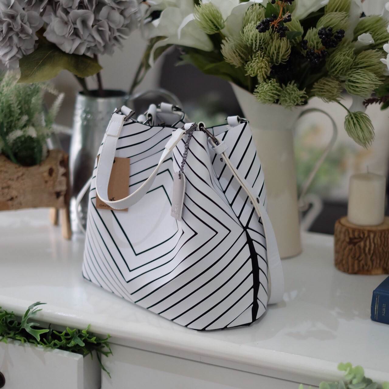 ลายใหม่ Square shape ลาย Limited edition หายาก สวย modern มากค่า 👍ปรับทรงได้ 2 แบบ น่ารักมาก สี Rose morning // Light grey สวยเข้ากับชุดง่ายมาก 💥💥น้ำหนักเบาเพียงแค่ 3.5 ขีดเท่านั้น !!!! 📌📌กระเป๋า จากแบรนด์ David Jon