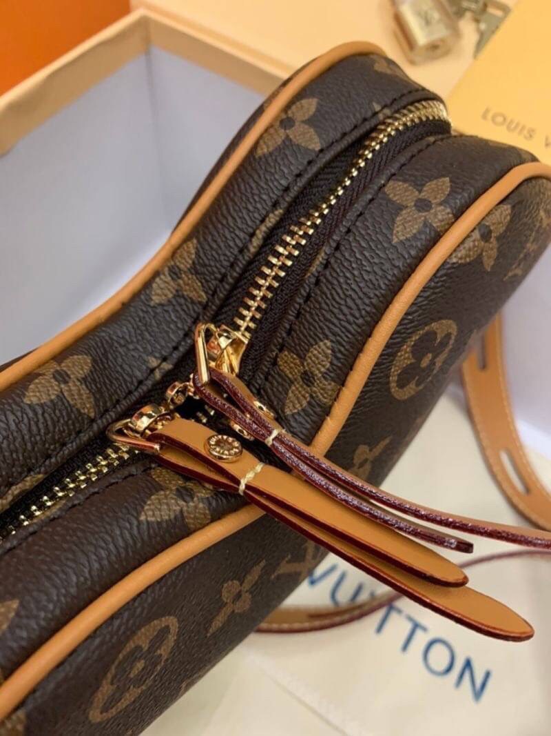 VIP GIFT 】หนังแท้ LOUIS VUITTON Monogram Game On Coeur "HEART" กระเป๋าสะพายรูปทรงหัวใจดีไซน์เผ็ดมากกก!! ภายในเป็นช่องโล่ง สายสะพายปรับใช้ได้ตามสะดวก ใบจริงสวยงามเบอร์ล้าน สาวๆ ต้องหลงรักแน่นอนเลยค่ะ
