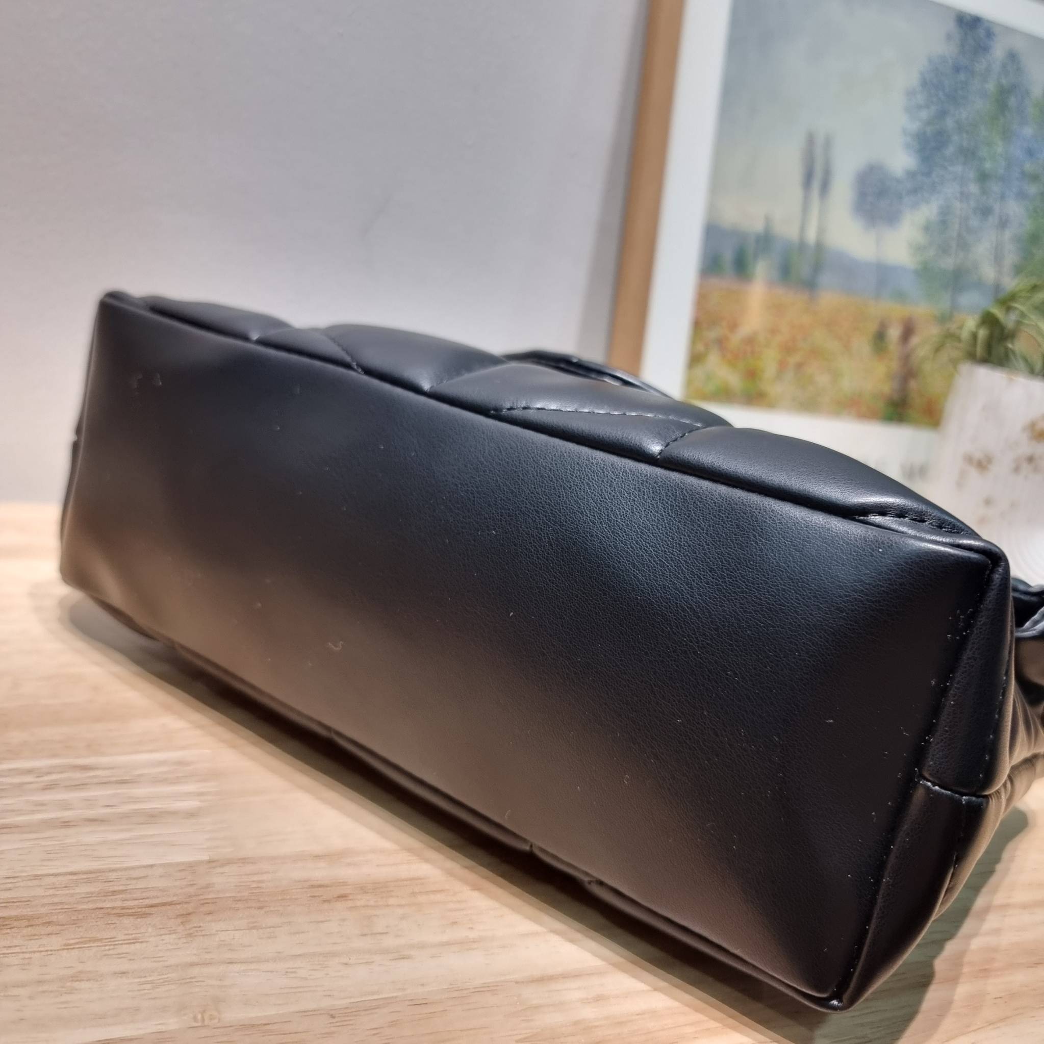 YSL PUFFER SMALL CHAIN BAG IN QUILTED / Yves Saint laurent puffer small chain bag in quilted กระเป๋าสะพายรุ่นยอดนิยม ทรงสวย ใช้ได้บ่อยไม่มีเบื่อ วัสดุหนังสัมผัสนิ่มมือ ดีไซน์เรียบหรู