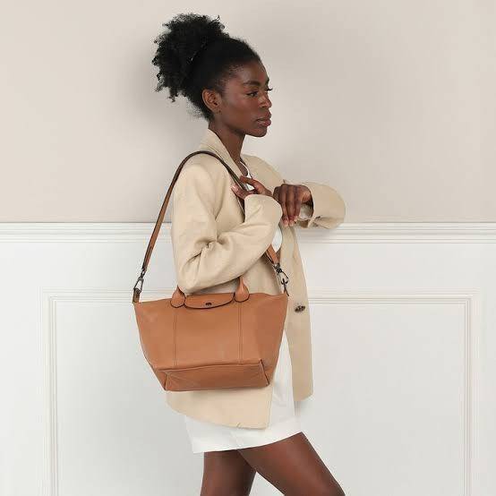 Longchamp Le Pliage Cuir Top handle bag S เรียกว่าเป็นกระเป๋าอีกหนึ่งรุ่นที่ไม่ว่ายังไงก็ฮอตฮิตและติดเทรนด์ตลอดไม่เคยเปลี่ยนกับ ทรง Le Pliage Cuir หนึ่งในตระกูลกระเป๋าสุดไอคอนิกจากแบรนด์