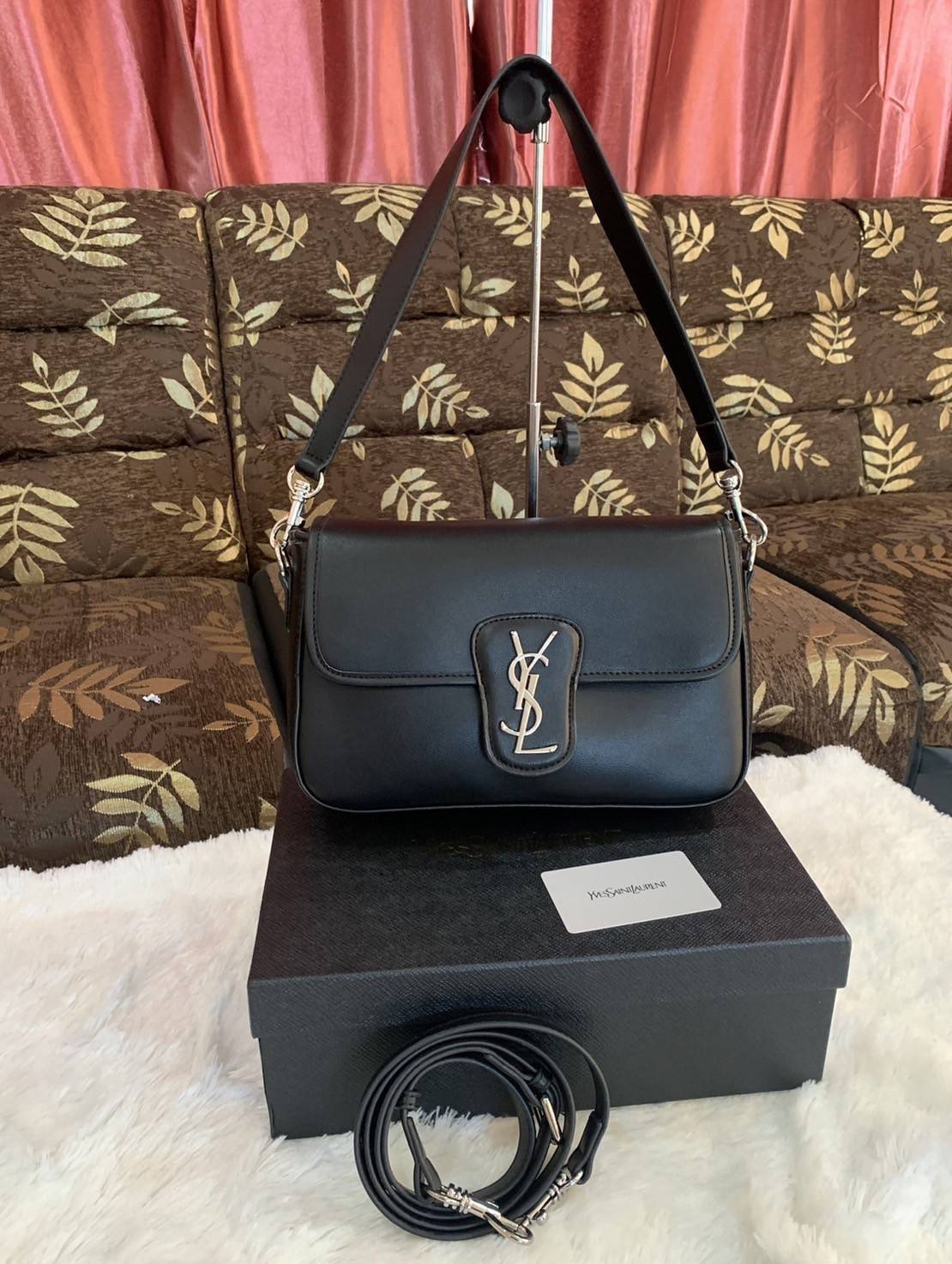 VIP 】YVES SAINT LAURENT YSL BAG VIP GIFT WITH PURCHASE (GWP) พรีเมี่ยมกิ้ฟ Limited Edition จาก YSL DUTY FREE COUNTER วัสดุหนังแกะสังเคราะห์ **หนังเรียบ อะไหล่เงิน น้ำหนักเบามากๆ ค่ะ สะพายไม่ปวดไหล่ ดีไซน์กระเป๋าประดับโลโก้แบรนด์ที่ด้านหน้า มาพร้อมสายสะพาย