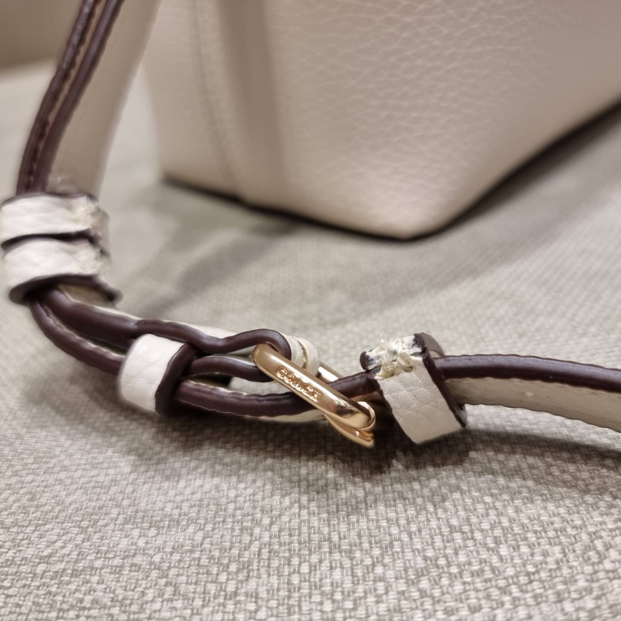 COACH 1011 SMALL TOWN BUCKET BAG รุ่นยอดนิยมใบเล็ก กระเป๋าทรงบัคเก็ต สีคลาสสิคเรียบหรู ตัดกับโลโก้สีทองดูโดดเด่น วัสดุหนัง pepble สวยคมทุกมุมจริงๆ!! เปิด-ปิดด้วยกระดุมแม่เหล็กทั้ง 2 ฝั่ง ภายในเป็นช่องโล่ง มาพร้อมสายสะพายปรับได้ตามตัว ขนาดใบนี้กำลังสวย สะพ