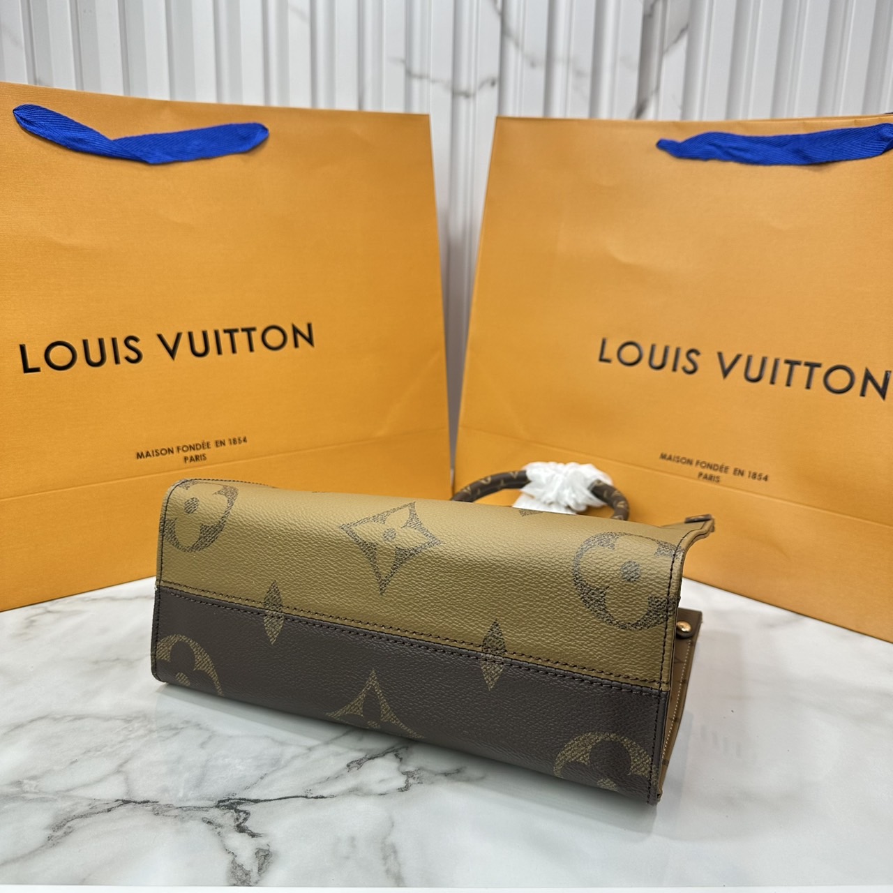 ORI หนังแท้ | LV OnTheGo PM bag กระเป๋าสะพายทรงโท้ท Monogram Empreinte ประทับลาย Medium Bicolor พกพาของใช้ที่จำเป็นอย่างมินิแท็บเล็ต เลือกใช้งานได้หลายรูปแบบ