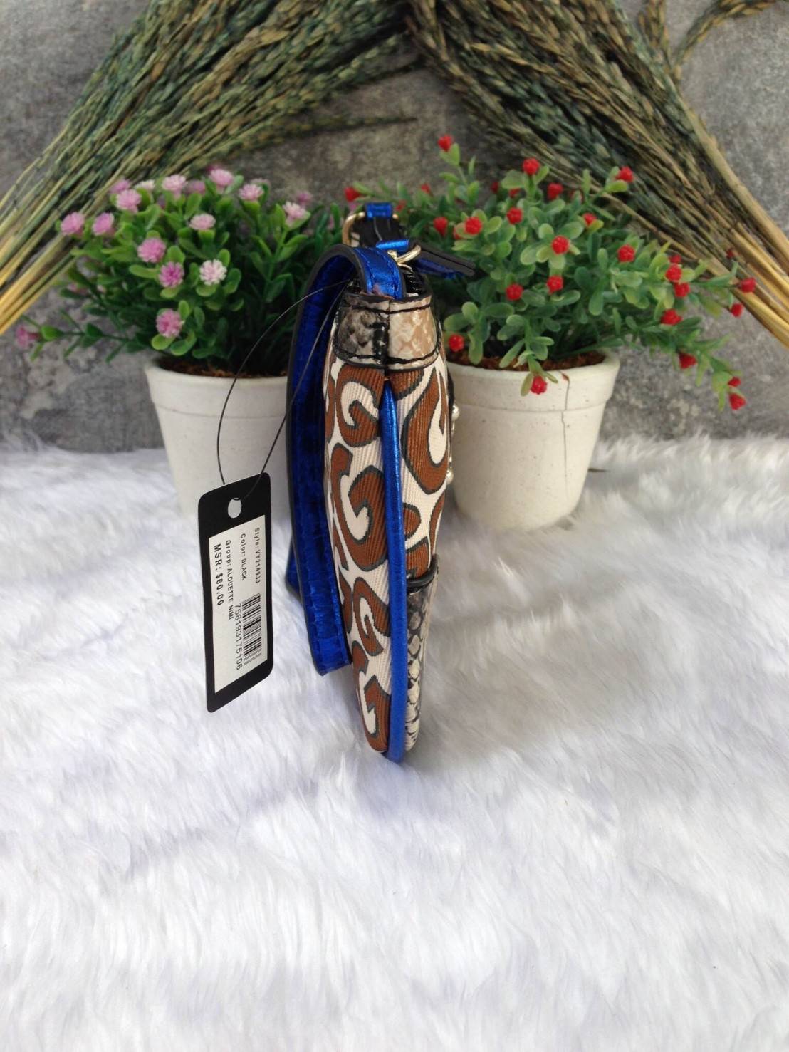 Guess clutch bag กระเป๋าคลัชถือ มาพร้อมสายสะพาย น้ำหนักเบา สีสันสวยงาม แต่งแคนวาสด้วยอักษรG สลับหนังลาย โลโก้โลหะสลักบนหนัง สามารถใส่ iPhone 8+ ได้ สวยหรู น่าใช้มากค่า