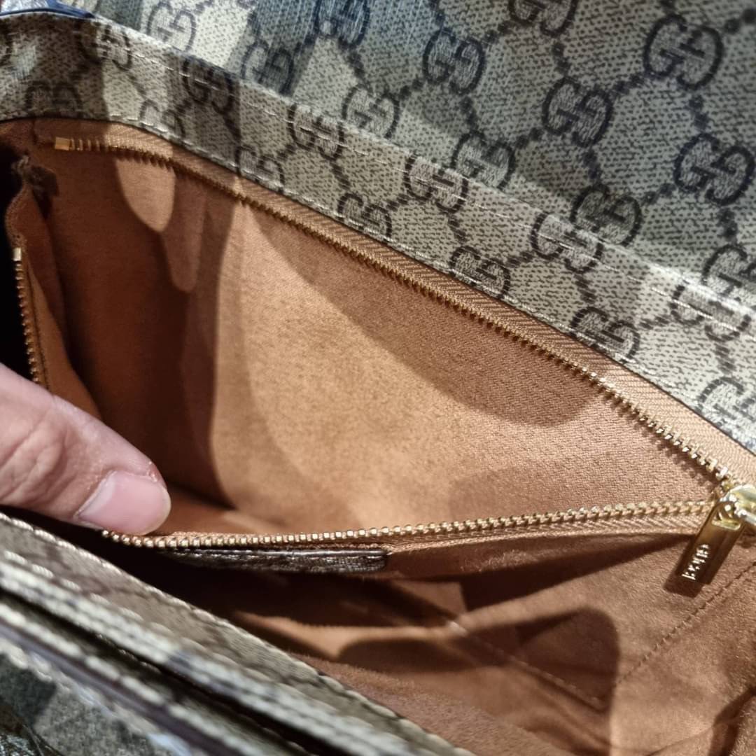 GUCCI x Balenciaga Horsebit 1995 รุ่นเด็ดสุด!! ฮ็อตสุด!! ที่ไม่ว่าใครก็ต้องรอคอย กับโปรเจคสุดเลิศ Balenciaga × Gucci strap shoulder bag กระเป๋าสะพายไหล่/สะพายข้าง ดีไซน์ใหม่ที่คอลแลบระหว่าง 2 แบรนด์สุดโต่งในเรื่องแฟชั่น รับรองความสวยไม่โป๊ะ วัสดุหนังแคนวา