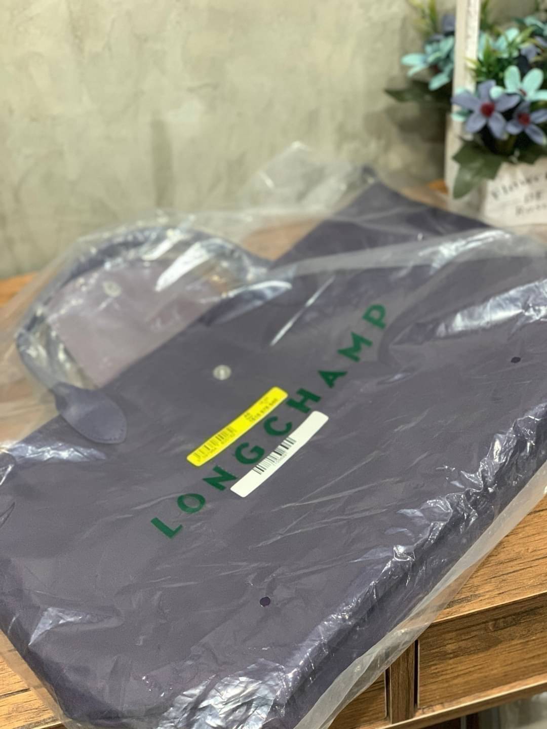 Longchamp Le Pliage Neo Size M มาพบกับกระเป๋ารุ่นยอดนิยม ที่สาวๆ ต้องมีไว้เก็บไว้สักใบ กระเป๋าโท้ทใบนี้ มาพร้อมกับสีที่มีสไตล์เรียบง่าย มีสายสะพายยาวช่วยให้คุณสามารถสะพายไหล่ได้อย่างสบาย ในขณะที่ที่ปิดแบบซิปช่วยให้คุณมั่นใจได้ว่าของด้านในมีความปลอดภัย Le 