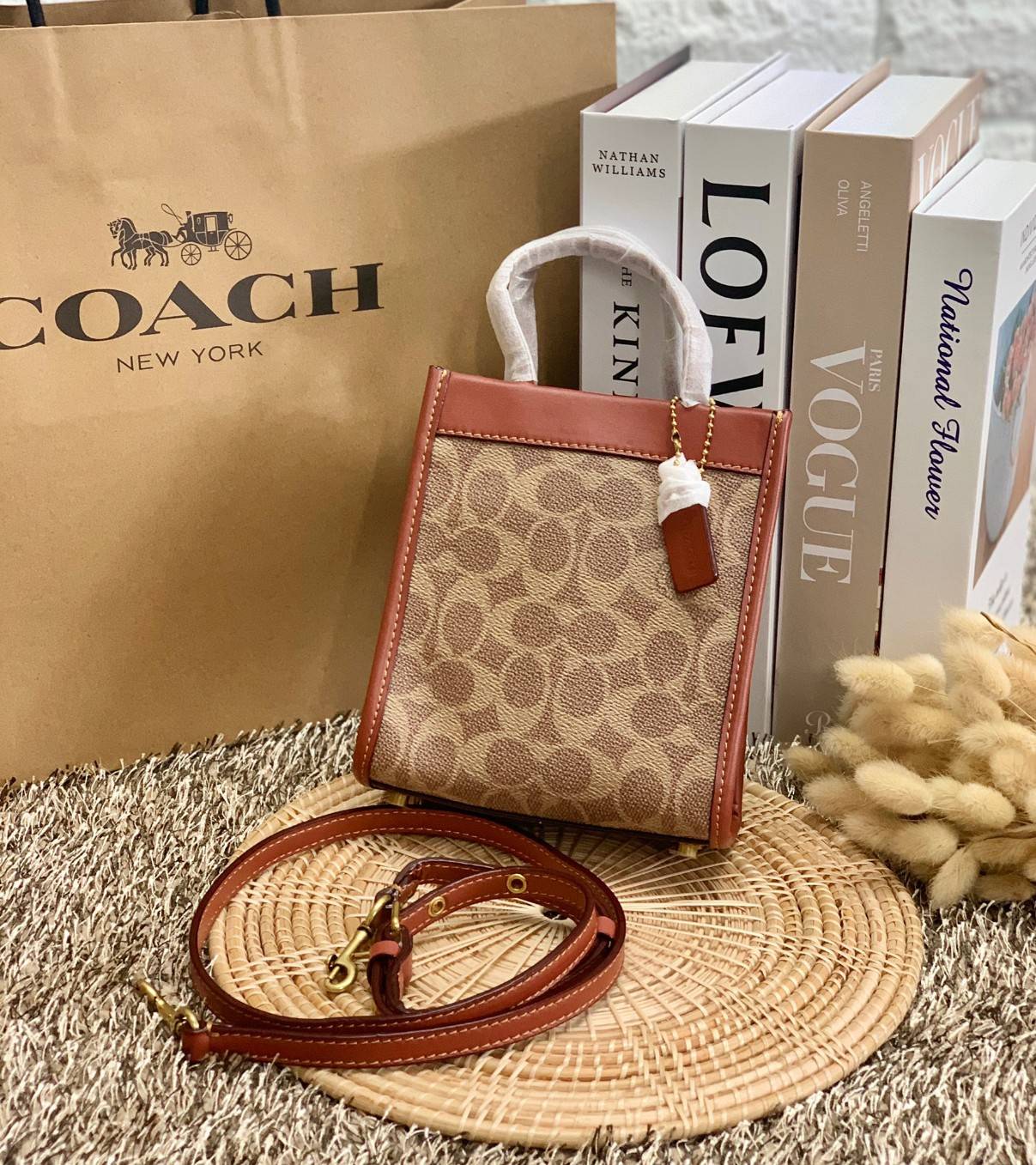 COACH MINI CASHIN TOTE ((C4828)) 💥พร้อมส่งที่ไทยรุ่นใหม่ล่าสุดค่ะ! กระเป๋าขนาดมินิ หนังแท้ หนังนิ่มสวย น่าใช้มากๆค่ะ ปากกระเป๋าแบบแม่เหล็ก ภายในสามารถใส่กระเป๋าเงินใบกลางได้;มือถือแบบตั้งได้ทุกรุ่น;ของจำเป็นจุกจิกสาวๆได้หลายอย่างนะคะ;พร้อมช่องเสีย