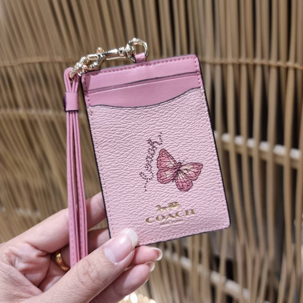 COACH C3305 ID LANYARD IN COLORBLOCK SIGNATURE CANVAS ง่ายๆแบบไม่ธรรมดา!! คลาสสิคแต่มีดีเทลโดดเด่น!! กระเป๋าถนอมบัตร พร้อมสายคล้องคอ ดีไซน์ลวดลายสวย ดูดีทุกแบบ ใช้งานง่าย พกพาสะดวก จะใส่บัตรพนักงาน บัตรเครดิต บัตรปชช. ใบขับขี่ และบัตรอื่นๆที่อยากจะใส่!! ต