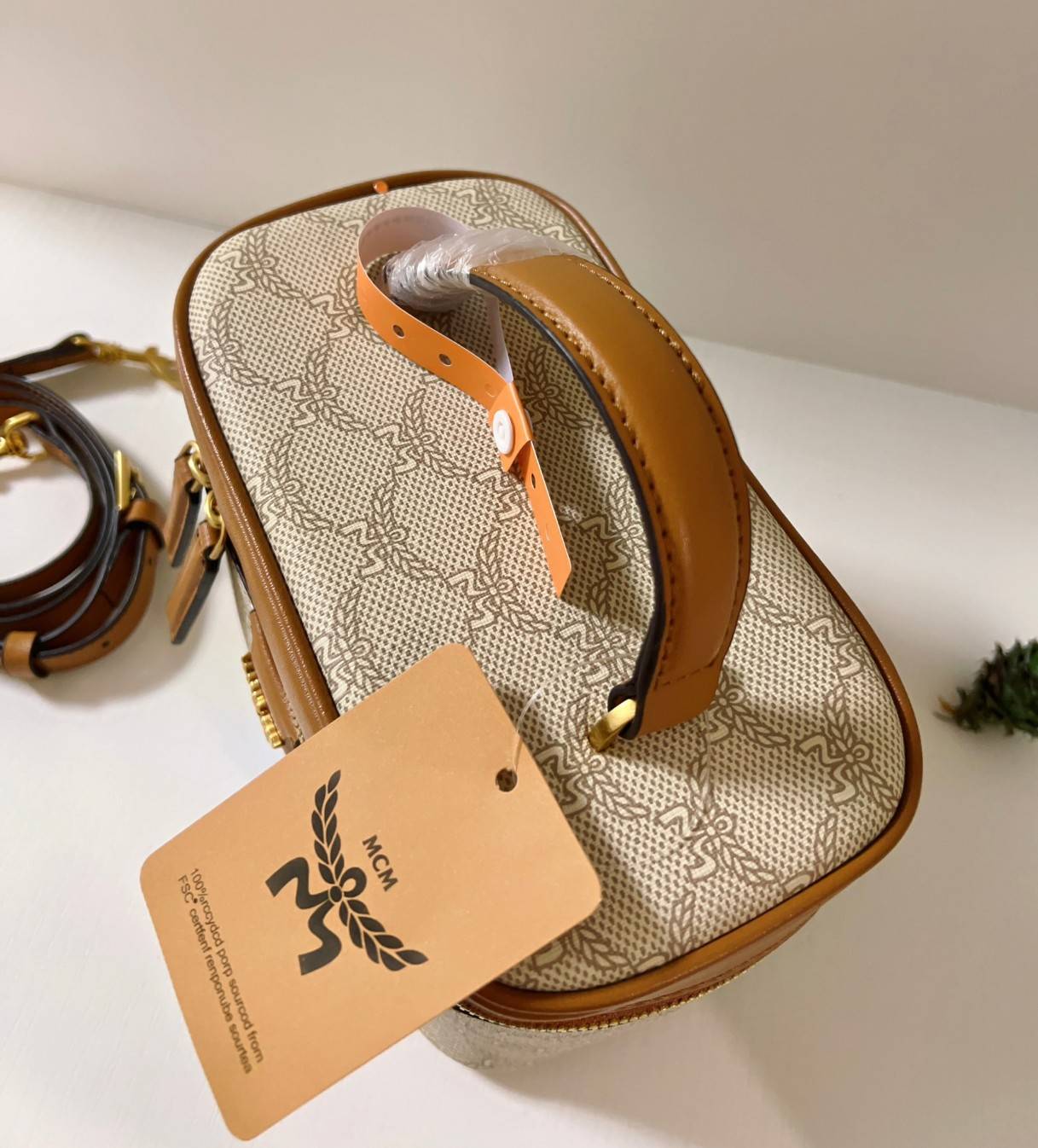 M.C.M HIMMEL VANITY CASE IN LAURETOS กระเป๋าทรงกล่อง มีหูจับด้านบน หนังสวยนุ่มมือ สวยงาม อะไหล่ทอง