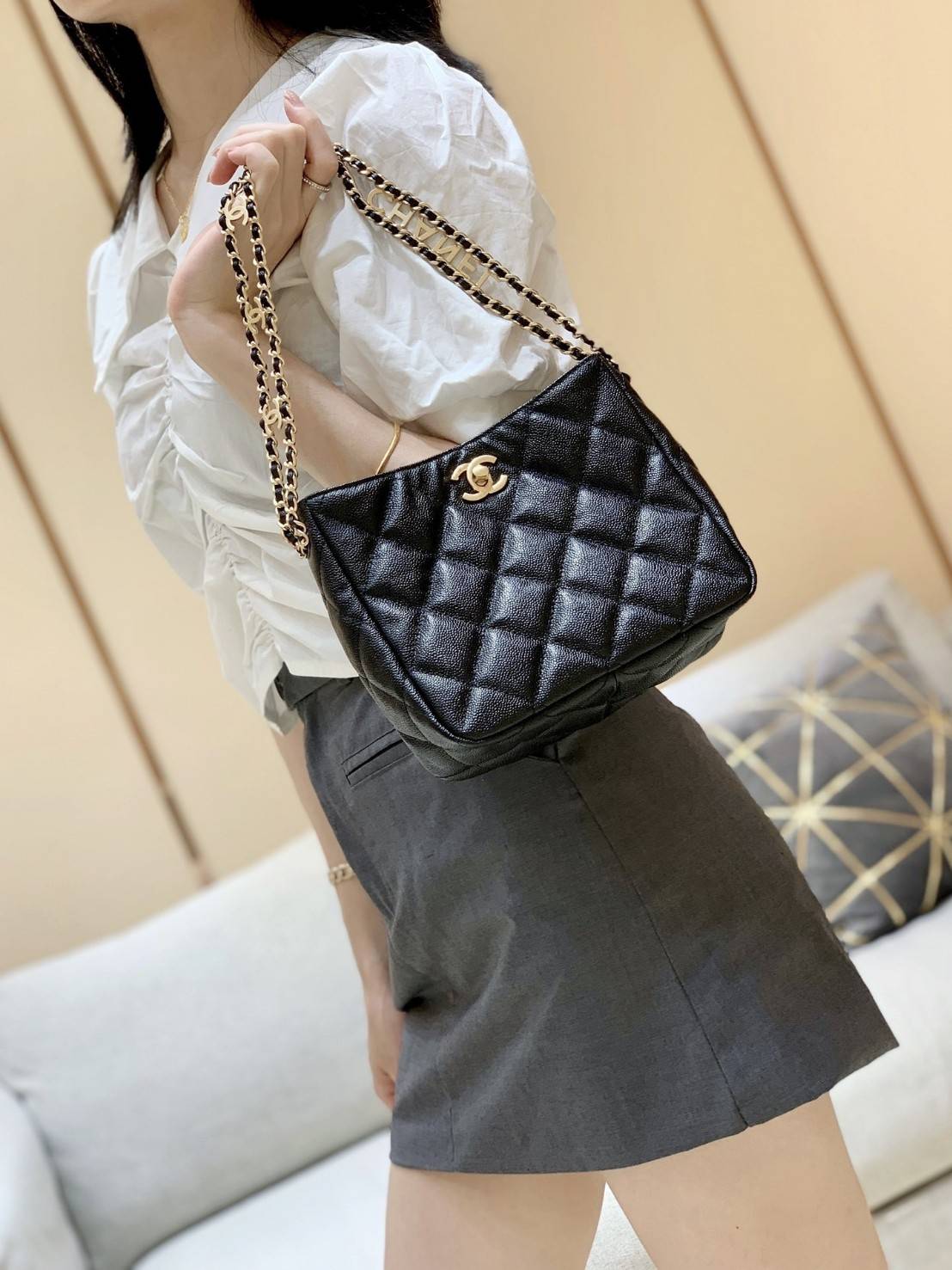 CHANEL กระเป๋าหิ้วหรือสะพายไหล่ หนังแท้ลสบคาเวียร์สวยงามมากๆ 🌟โดดเด่นด้วยสายของกระเป๋ามีโลโก้แบรนด์ประดับ หรูมากๆค่ะ เปิด-ปิดกระเป๋าแบบหมุนล็อค ภายในใส่กระเป๋าเงินใบกลาง;มือถือได้ทุกรุ่น;ของจำเป็นจุกจิกอื่นๆได้หลายอย่าง มีช่องเล็กให้ใส่ของจุกจิกนะ