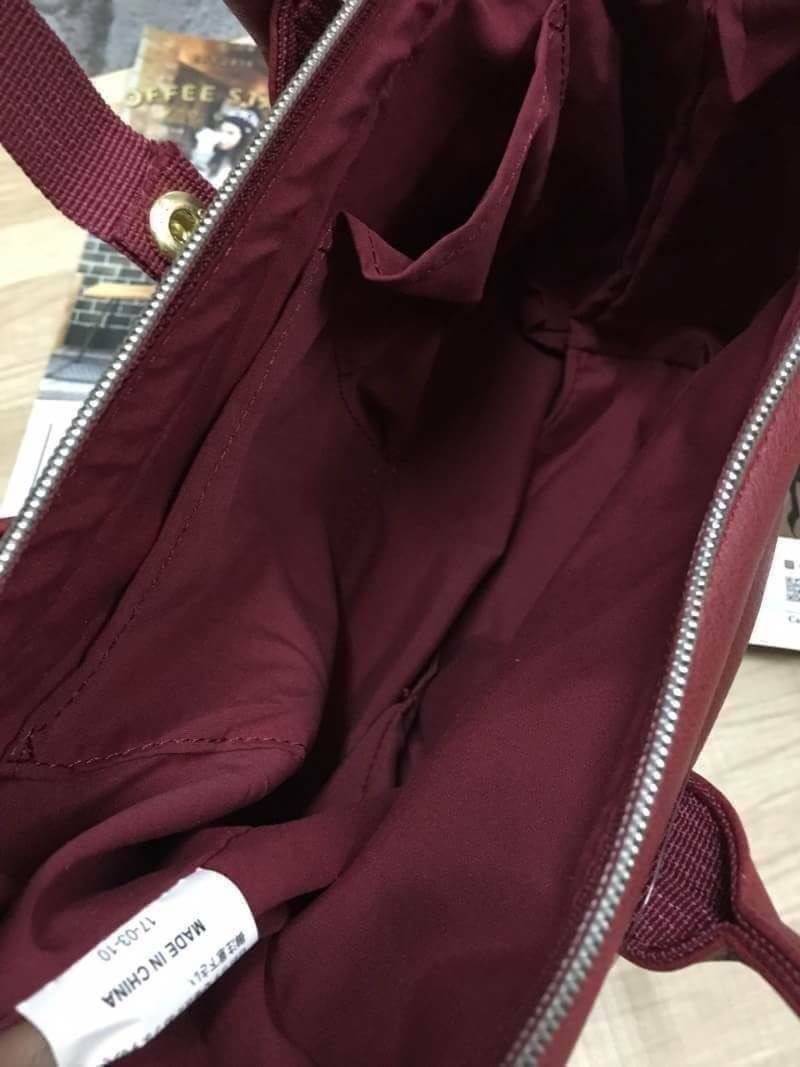 Anello polyester 2 way mini boston bag จากแบรนด์ดังในประเทศญี่ปุ่น กระเป๋าสไตล์คลาสสิค มีโครงปากกระเป๋ากว้างเป็นสัญลักษณ์ วัสดุหนังpu กันน้ำได้ ภายในมีช่องใหญ่และช่องเล็กด้านข้าง2ช่อง เปิดปิดด้วยซิปคู่ มีตัวล้อคที่หูจับ ด้านหน้ามีช่องซิปเล็กใช้งานได้จริง 