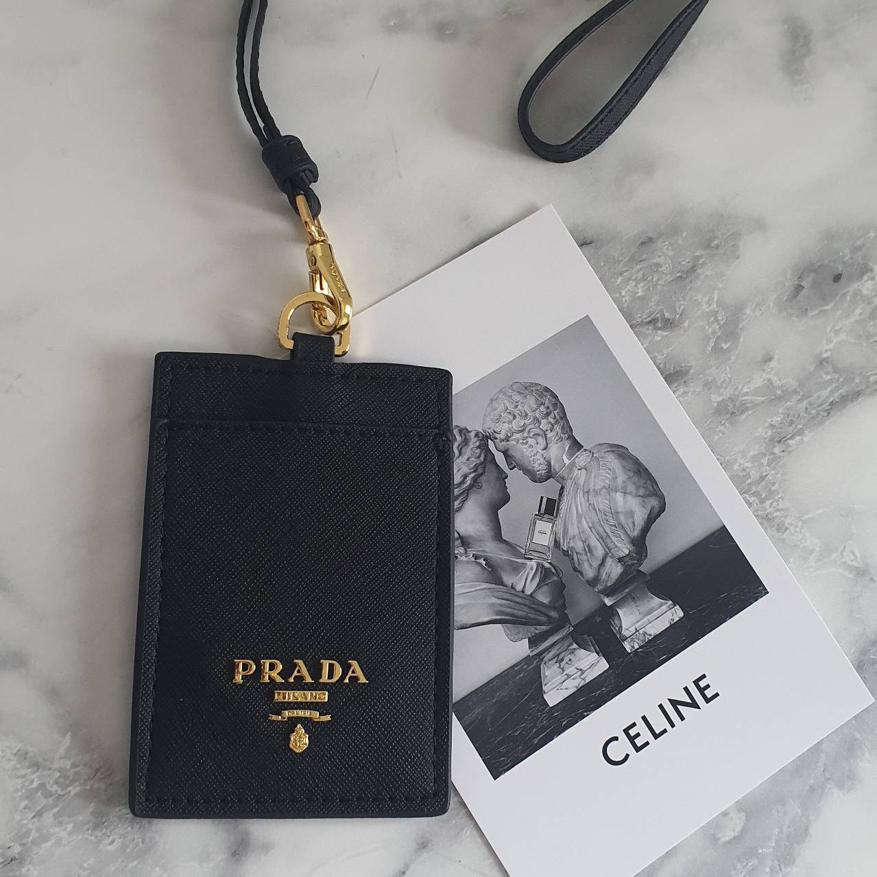 สิ้นสุดการรอคอย!! พร้อมส่งที่ไทยแล้วค่ะ สายคล้องบัตรสุดคลาสสิค จากงานพรีเมี่ยมกิ้ฟท์แบรนด์ดังอย่าง PRADA วัสดุหนังพรีเมี่ยม SAFFIANO อะไหล่ทอง ปั้มแบรนด์ ด้านหน้ามีช่องใส่บัตร1ใบ ประกับโลโก้PRADA และด้านหลังใส่บัตรได้อีกหนึ่งใบ(แบบใส) สำหรับโชว์บัตร ไอเท็