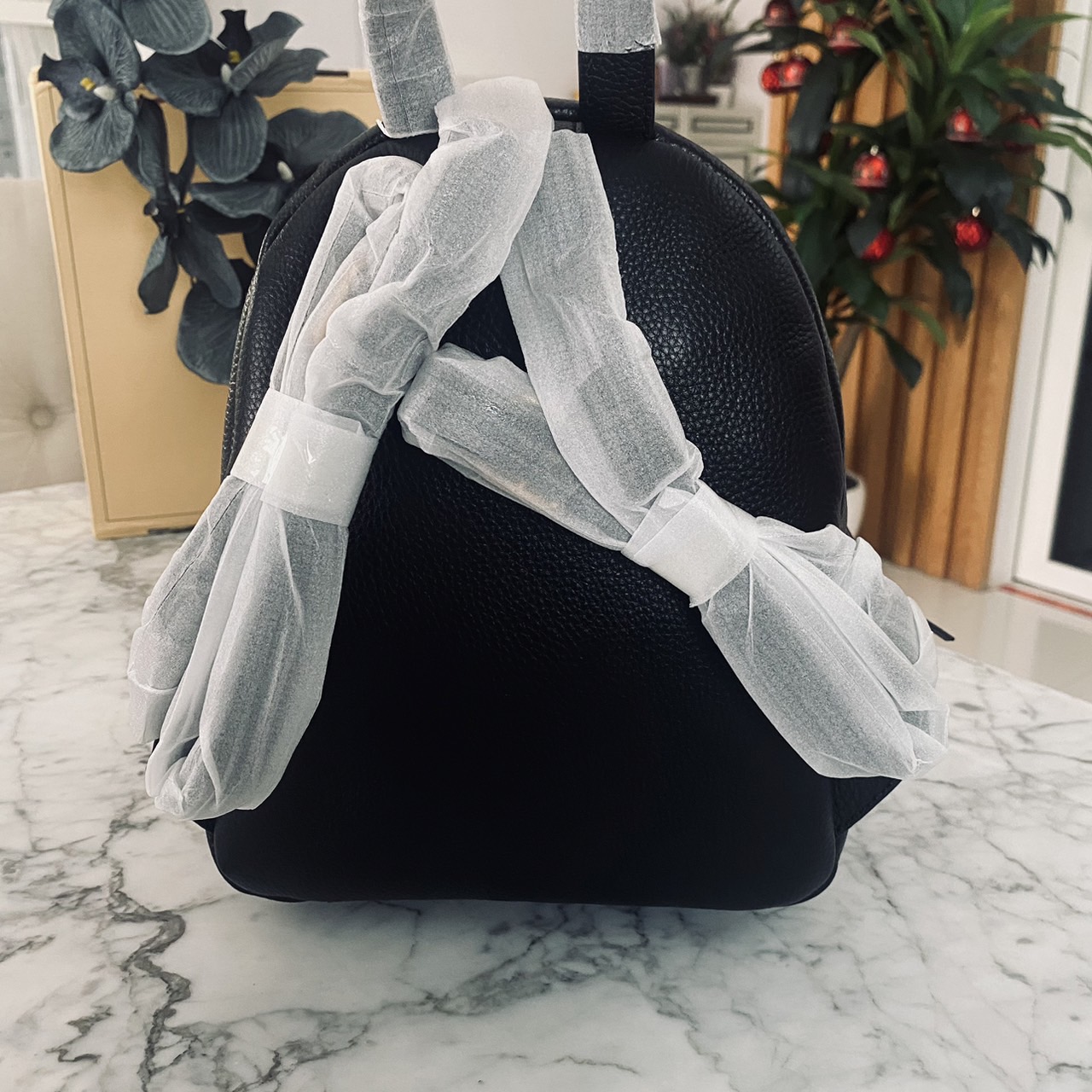 ory Burch Thea Mini Backpack คอลเลคชั่นใหม่ กระเป๋าเป้ไซส์มินิน่ารัก งานหนังเต็มใบสีดำสุดคลาสสิก ไอเท็มเด็ดที่ใครๆก็ต่างรอคอย!! ภายในเป็นช่องโล่ง ใส่ของสำคัญได้สบายๆ สายสะพายสามารถปรับได้ ใบนี้คุ้มค่าราคามากๆ