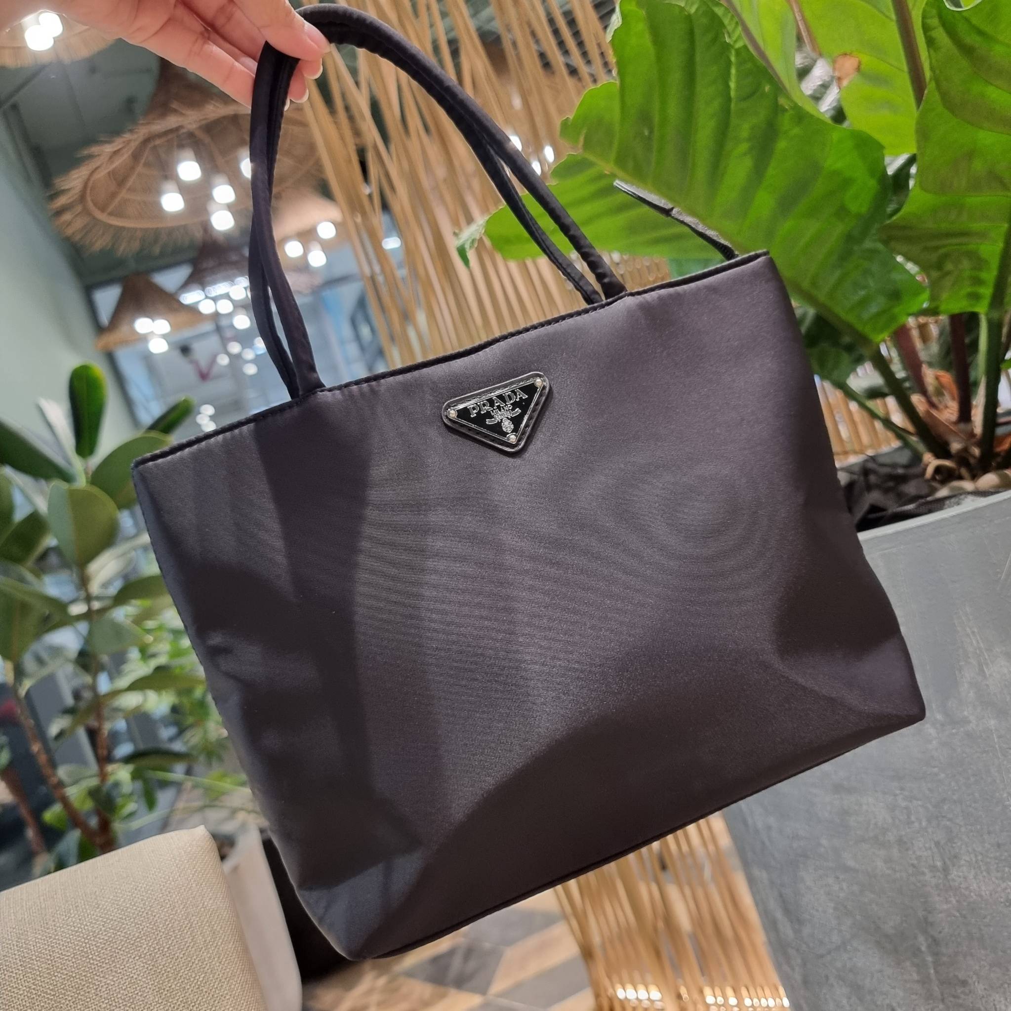 PRADA RE-NYLON TESUTO TOTE BAG กระเป๋าทรงช้อปปิ้ง ขนาดกำลังสวย รุ่นหายาก ขายดีตลอดกาล!!ด้วยรูปทรงที่ใช้งานง่ายและสะดวก ทำให้ครองใจทั้งสาวๆและหนุ่มๆได้ไม่ยาก วัสดุผ้าไนล่อนคุณภาพ พร้อมใบลูก ไว้ใส่เหรียญ ใส่กุญแจได้สารพัด ปากกระเป๋ามีซิปปิดกันของหล่น ภายในเ