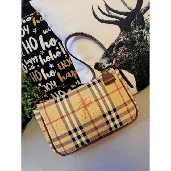 VIP 】Burberry Nova Check Small Shoulder Bag กระเป๋าสะพายไหล่ Vintage Check ที่ถือว่าเป็นสัญลักษณ์อันเก่าแก่ของแบรนด์ ภายในเป็นช่องโล่งกว้าง และมีคุณสมบัติการใช้งานที่ครบครัน อีกทั้งยังเปิด-ปิดง่ายด้วยซิปเดียว มีอะไหล่โลหะสีทองที่ช่วยให้กระเป๋าดูหรูหรามากย
