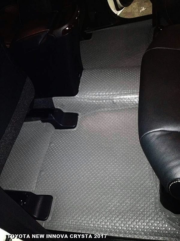 พรมปูพื้นรถยนต์ TOYOTA INNOVA CRYSTA 2017 กระดุมเม็ดเล็กรีดขอบ สีเทา เต็มคัน